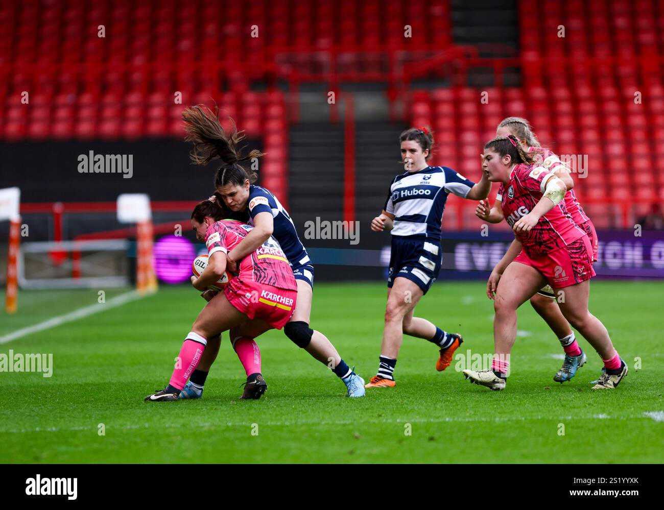 Bristol's Ilona Maher und Gloucesters Rachel Lund stürzten sich während des PWR-Spiels in Ashton Gate, Bristol Bristol Bears Women gegen Gloucester um den Ball Stockfoto