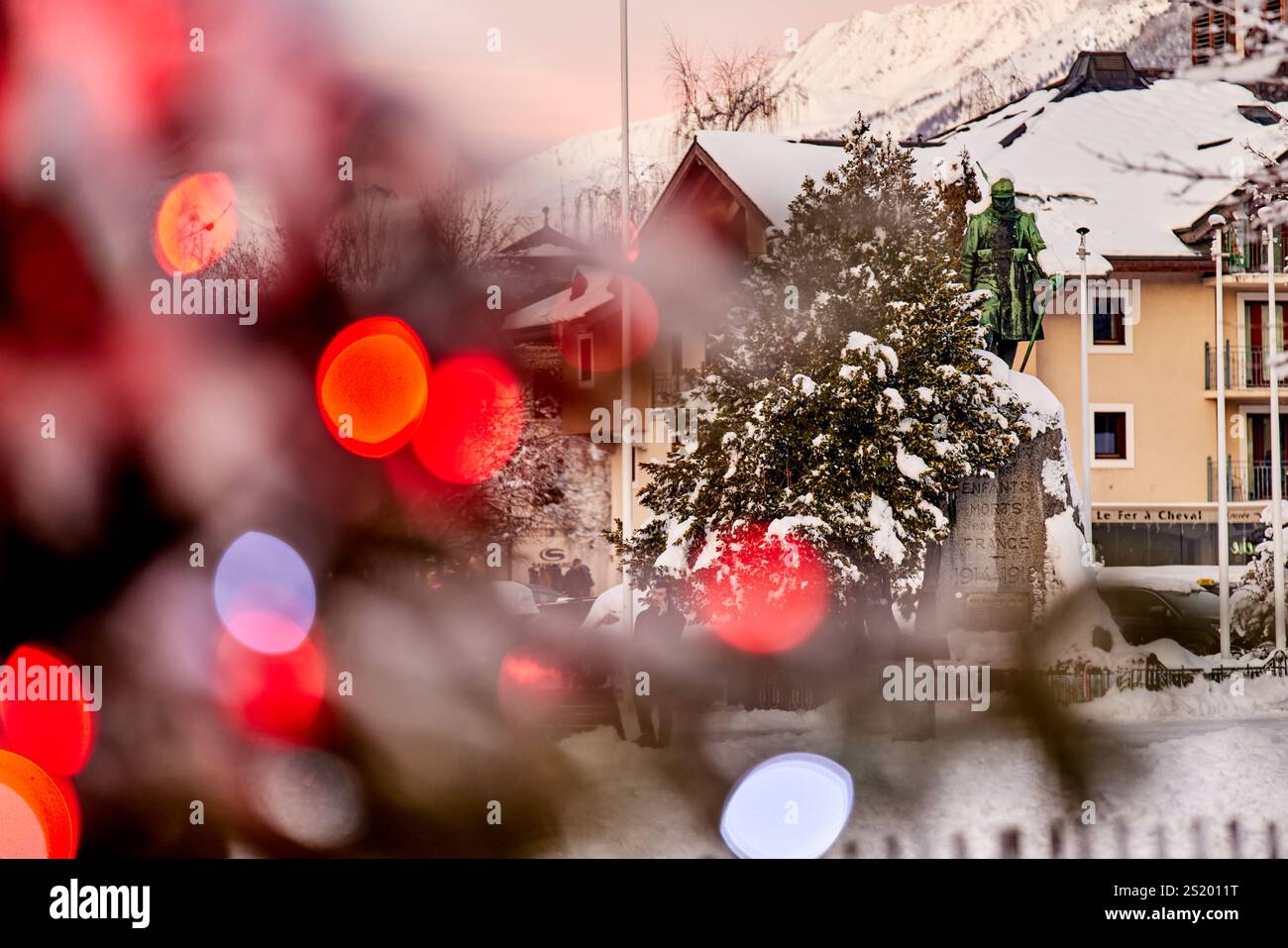 Winterszenen im Skigebiet Chamonix-Mont-Blanc in den französischen Alpen. Monument aux Morts de Chamonix Kriegsdenkmal Stockfoto