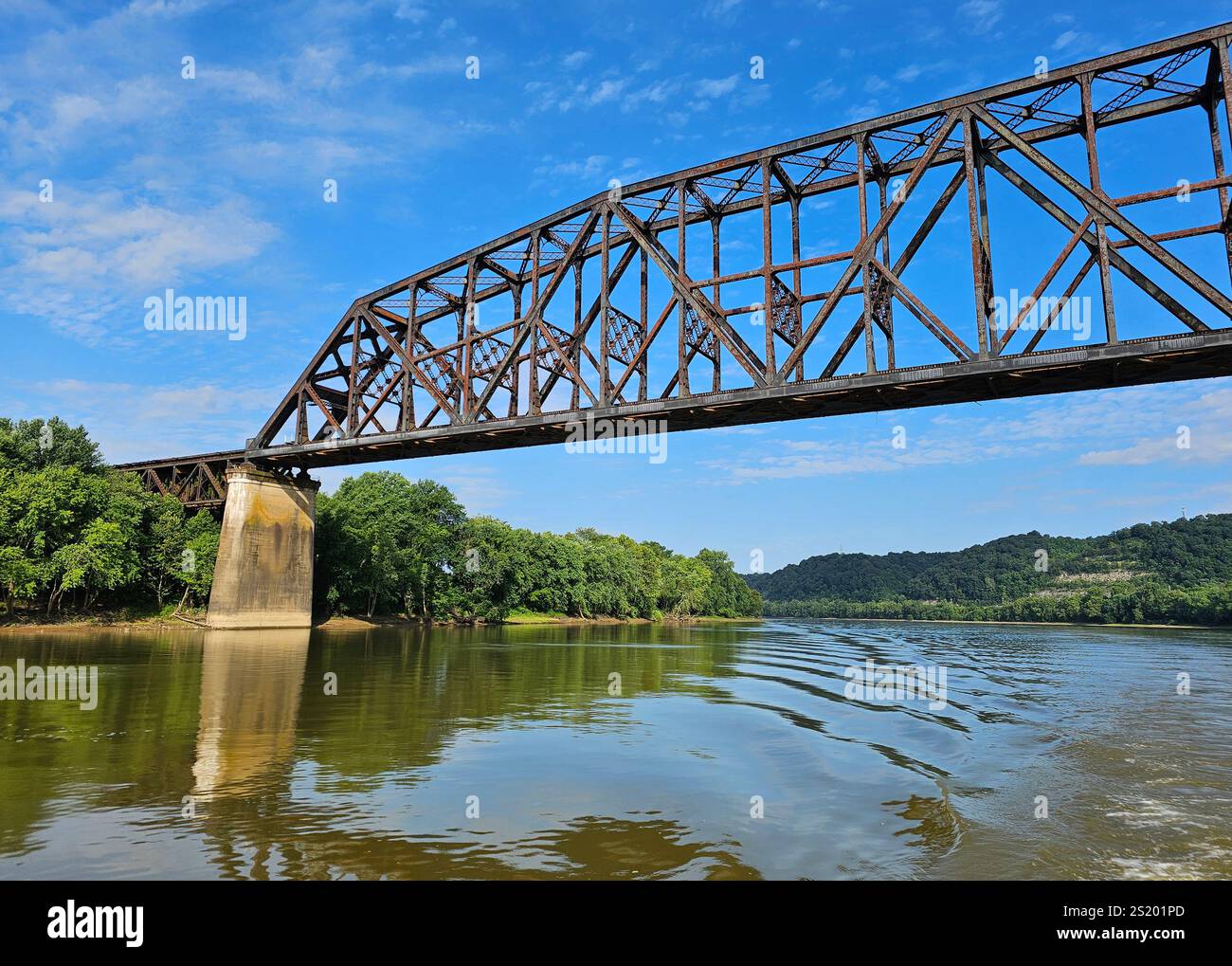 Die Sciotoville Bridge, auch bekannt als Colossus of the Ohio, ist eine durchgehende Stahlfachwerkbrücke. Er wurde von Gustav Lindenthal entworfen. - Smartphone-aufgenommenes Stockfoto