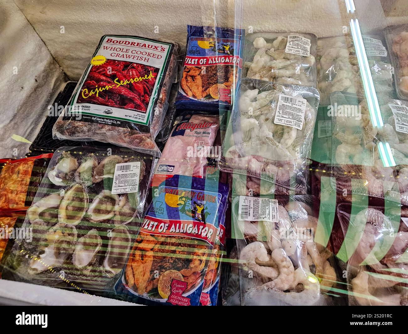 Gefrorene Meeresfrüchte, Muscheln und Alligatoren in einem Supermarkt Stockfoto