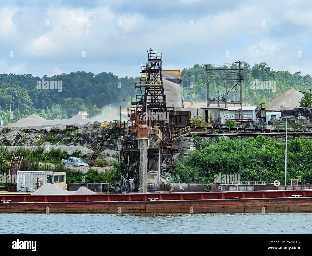 Mulzer Crushed Stone, Cape Sandy, Leavenworth, Indiana. Ein Lastkahn wird mit Sand aus dem Steinbruch beladen. Stockfoto