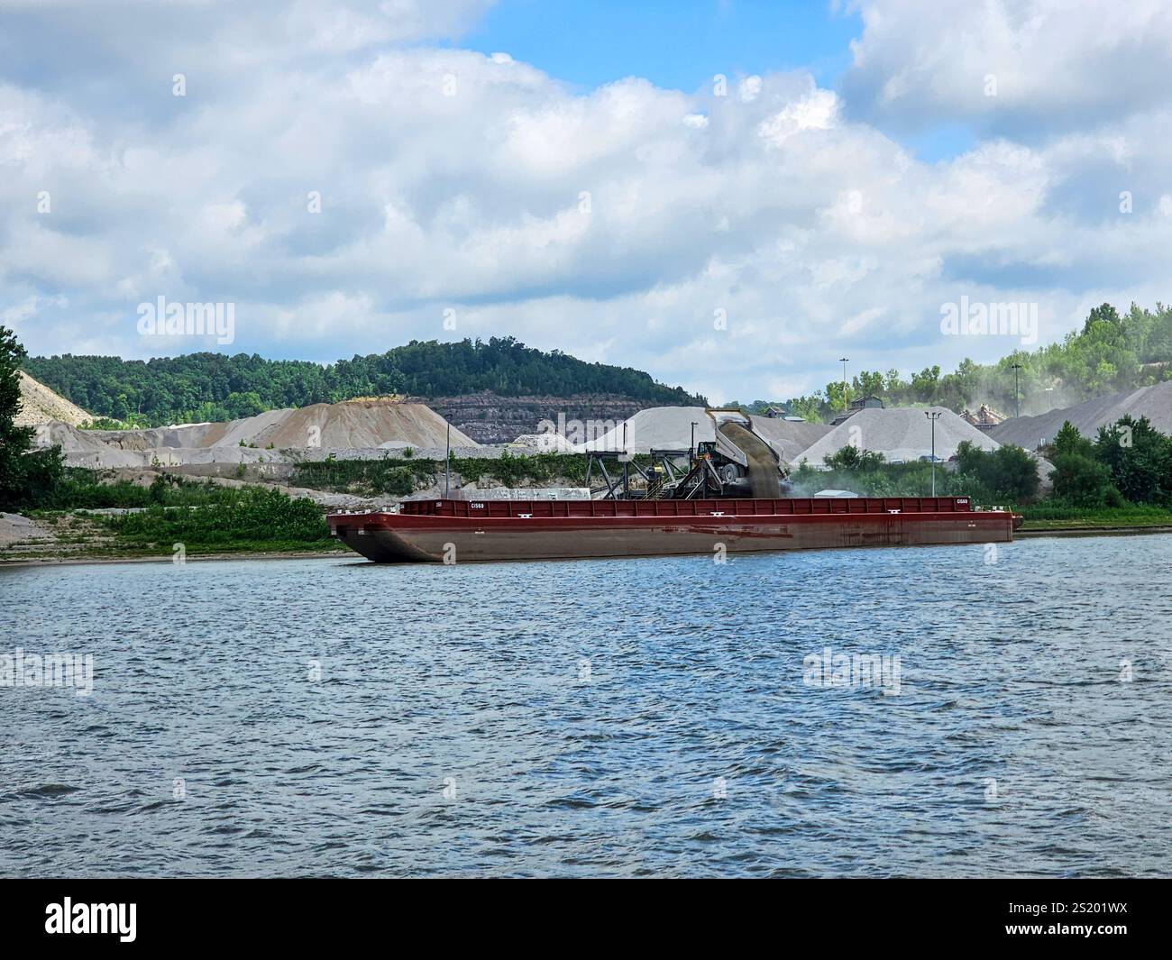 Mulzer Crushed Stone, Cape Sandy, Leavenworth, Indiana. Ein Lastkahn wird mit Sand aus dem Steinbruch beladen. Stockfoto