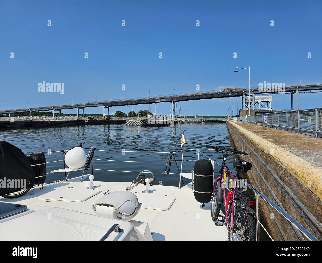 Katamaran wartet auf die Passage durch Pickwick Lock, Tennessee Stockfoto Katamaran wartet auf die Passage durch Pickwick Lock, Tennessee Stockfoto