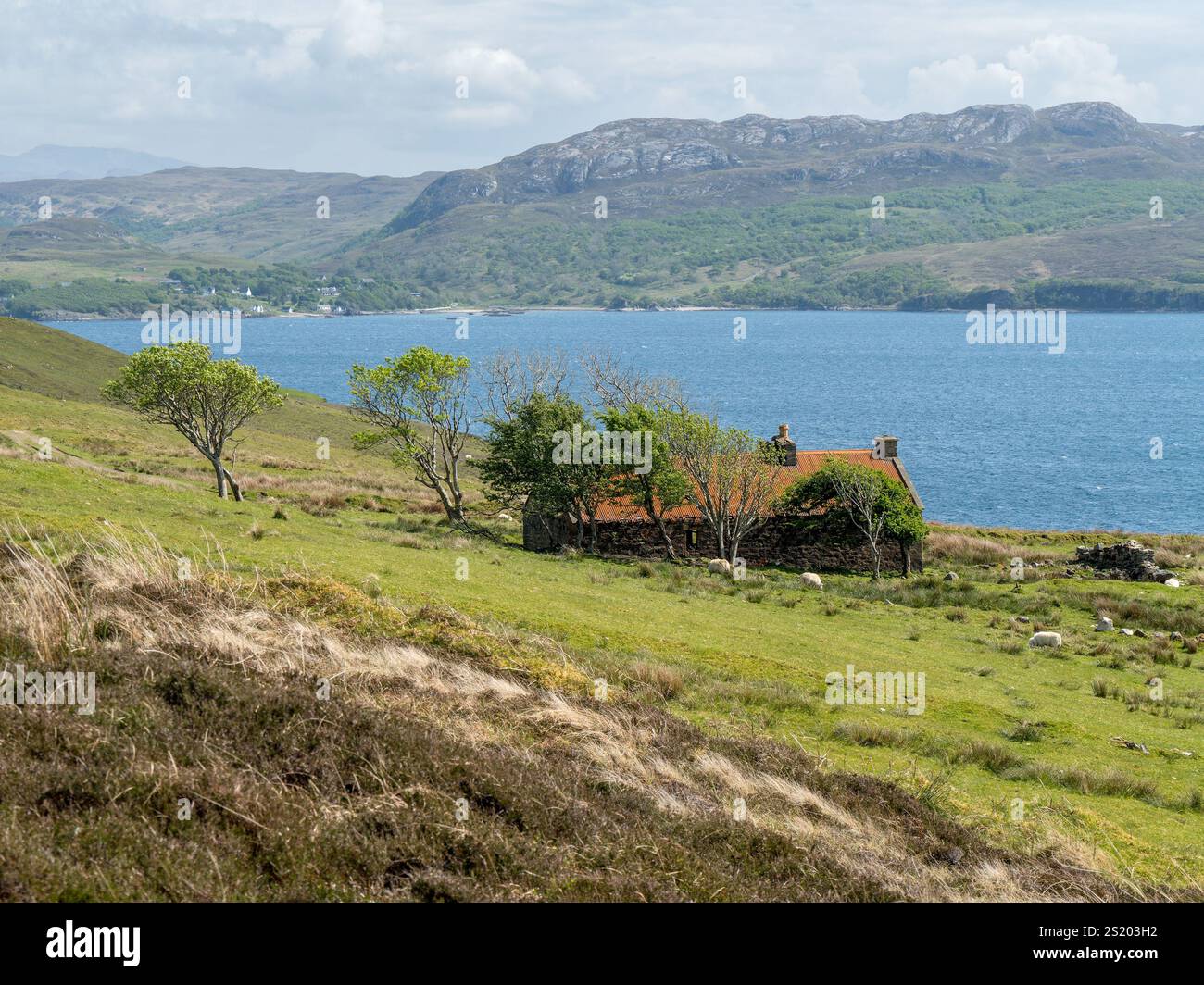 Leeres altes croft-Haus mit Steinmauern und rostigem Wellblechdach in der verlassenen Siedlung Suisnish, Isle of Skye, Schottland, Großbritannien Stockfoto