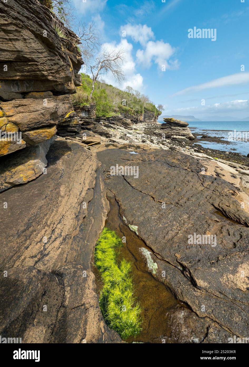 Jurassic Sedimentfelsen und Küstenlandschaft am Ufer des Loch Slapin bei Glasnakille bei Elgol auf der Isle of Skye, Schottland, Großbritannien Stockfoto