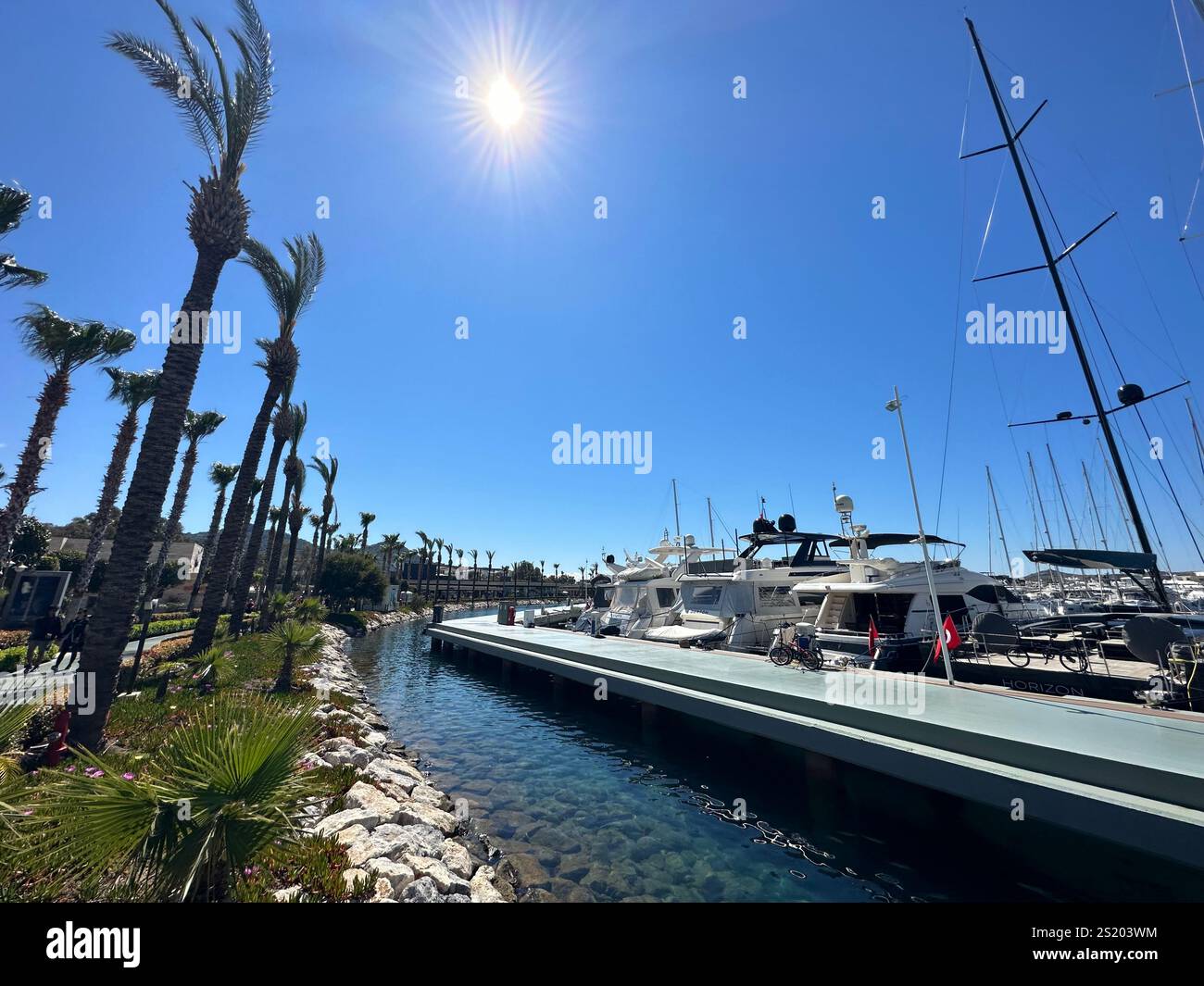 Wunderschöner Blick auf den mediterranen Yachthafen mit großem Schiff. Keine Personen. - Smartphone-aufgenommenes Stockfoto