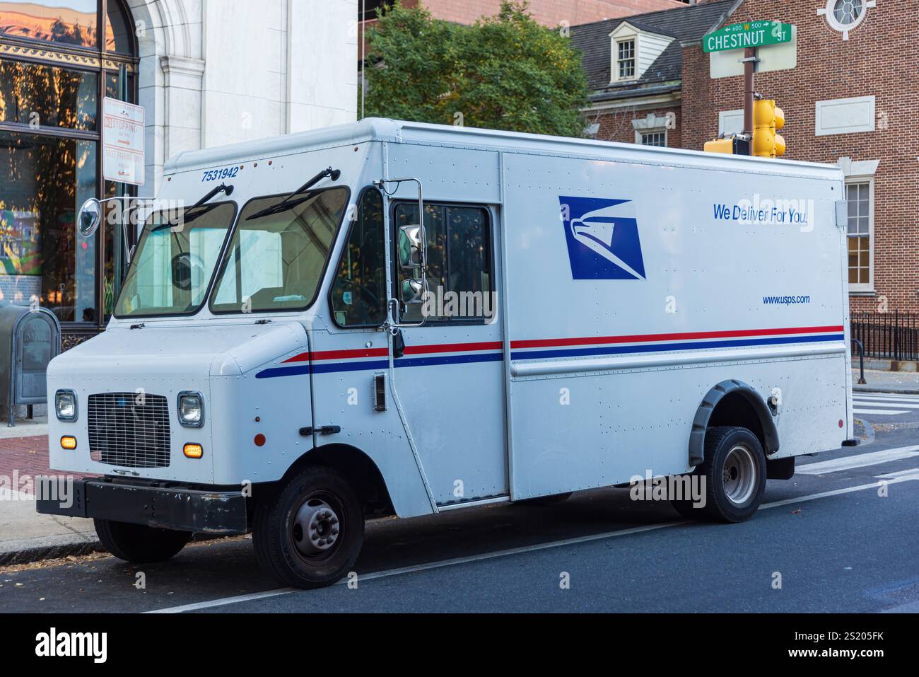 PHILADELPHIA, USA – 11. NOVEMBER 2024: USPS Mail hat ihr Fahrzeug illegal in Philadelphia geparkt. Stockfoto