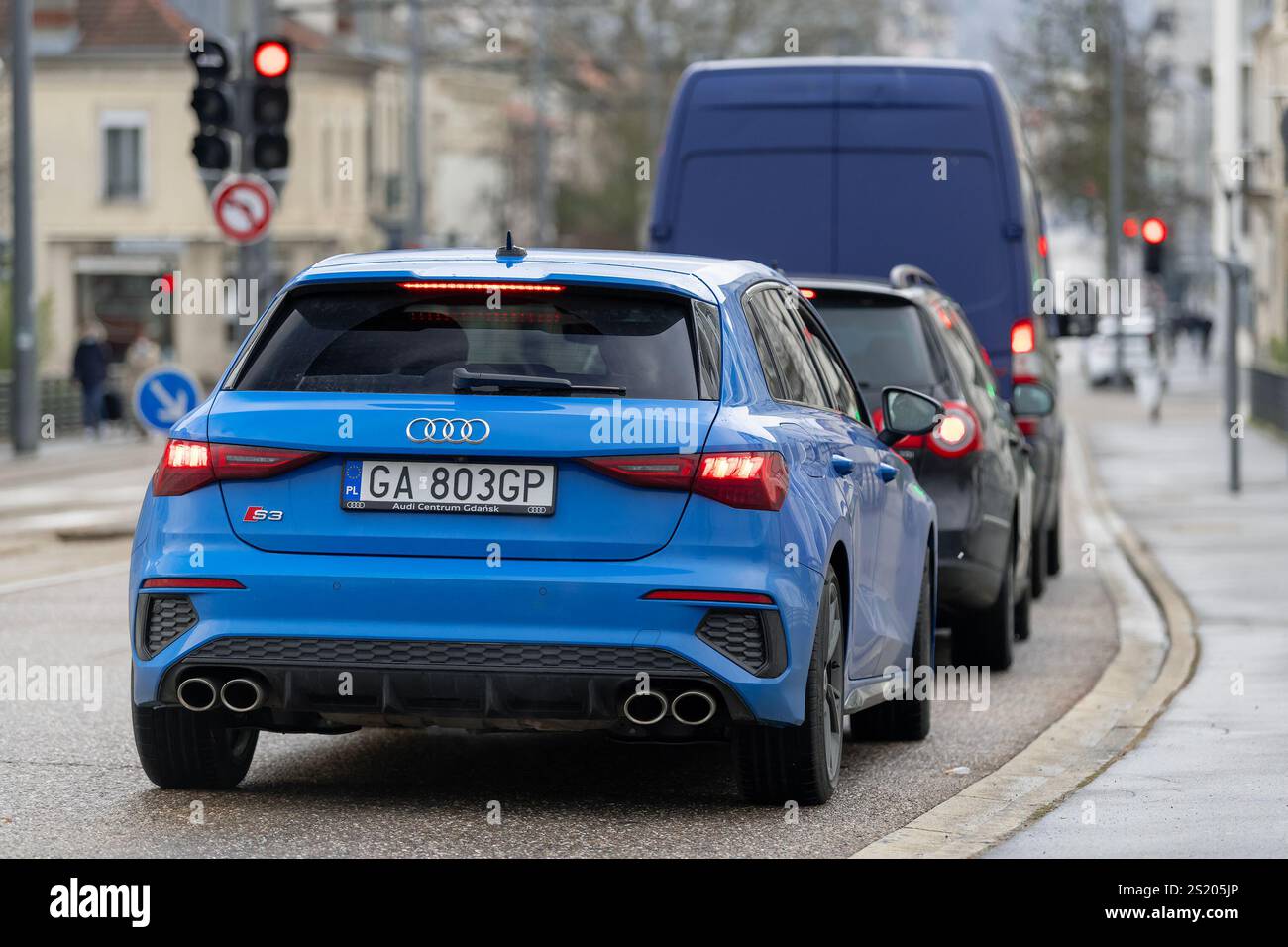 Nancy, Frankreich - Blick auf einen blauen Audi S3 Sportback, der auf einer Straße fährt. Stockfoto
