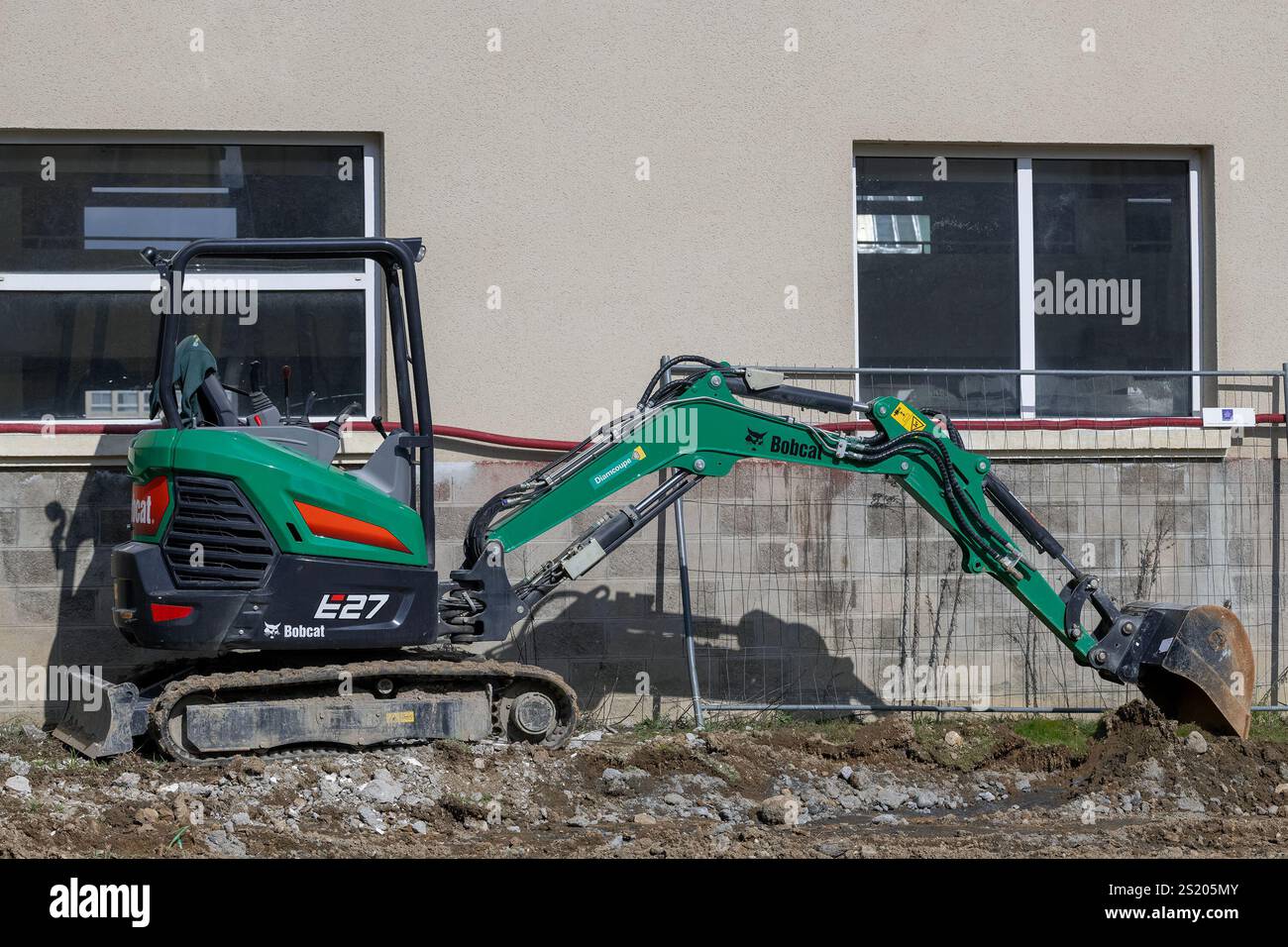 Nancy, Frankreich - Blick auf einen kleinen Raupenbagger Bobcat E27 für Erdarbeiten auf einer Baustelle Stockfoto