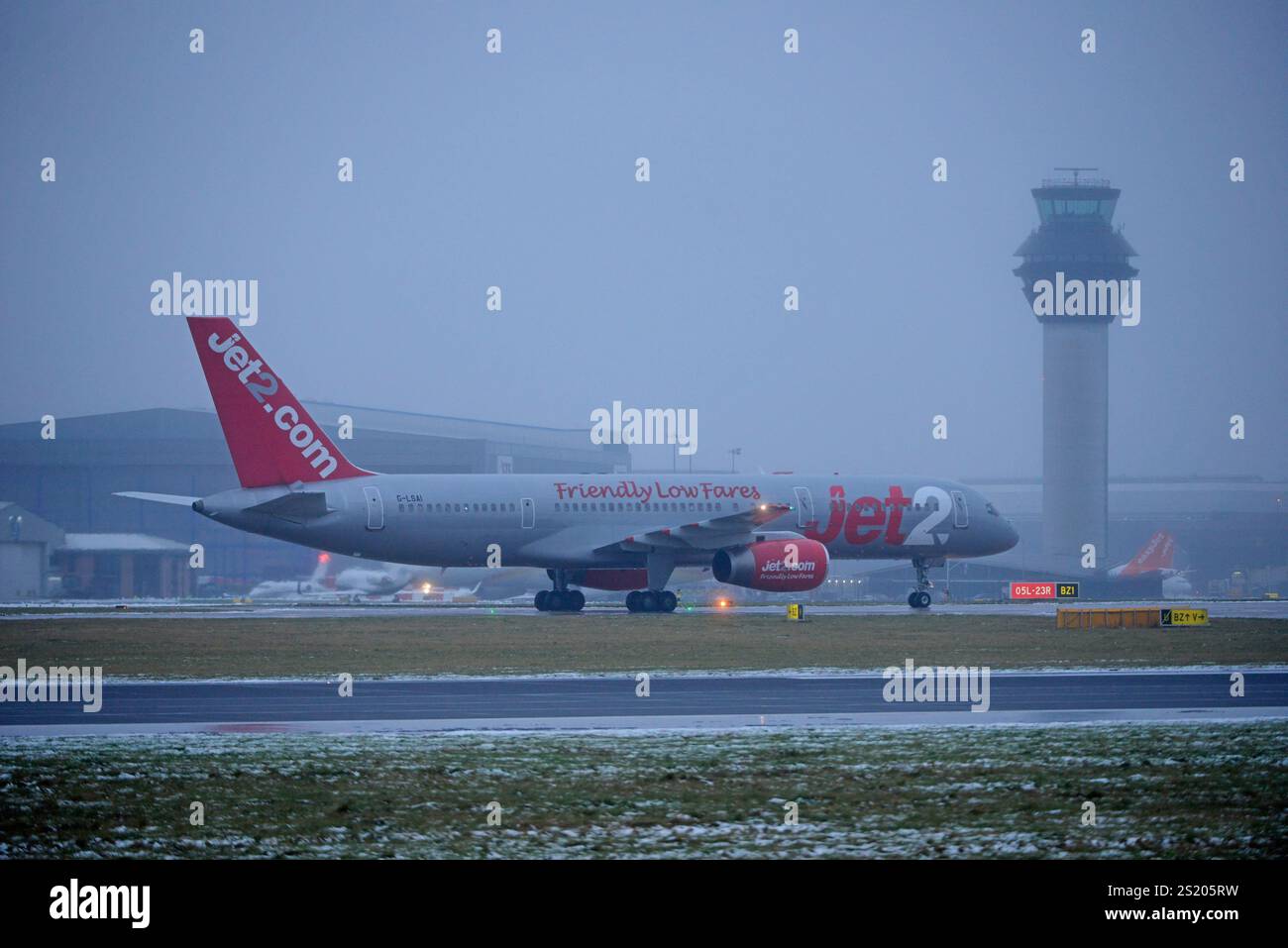 Flugbetrieb des letzten JET2 Boeing 757 kommerziellen Fluges Ankunft in Manchester von GENF, G-LSAI Taxis zum Terminal, Sonntag, 5. JANUAR 2025. Stockfoto