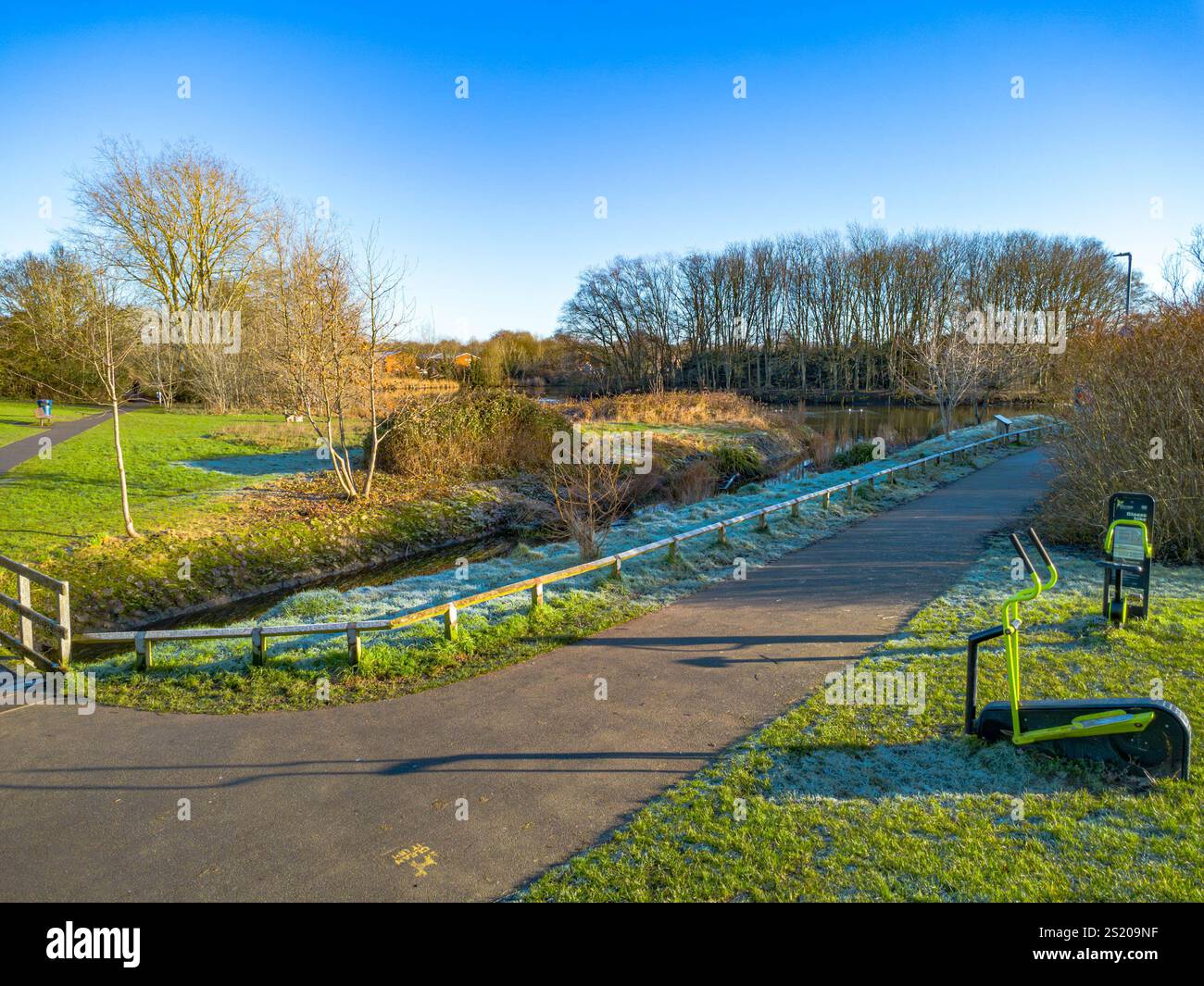 Drohnenaufnahme mit Blick auf einen Fußweg, der zum oberen See im Dorf Perton in South Staffordshire in der Nähe von Wolverhampton, Rngland, Großbritannien führt Stockfoto