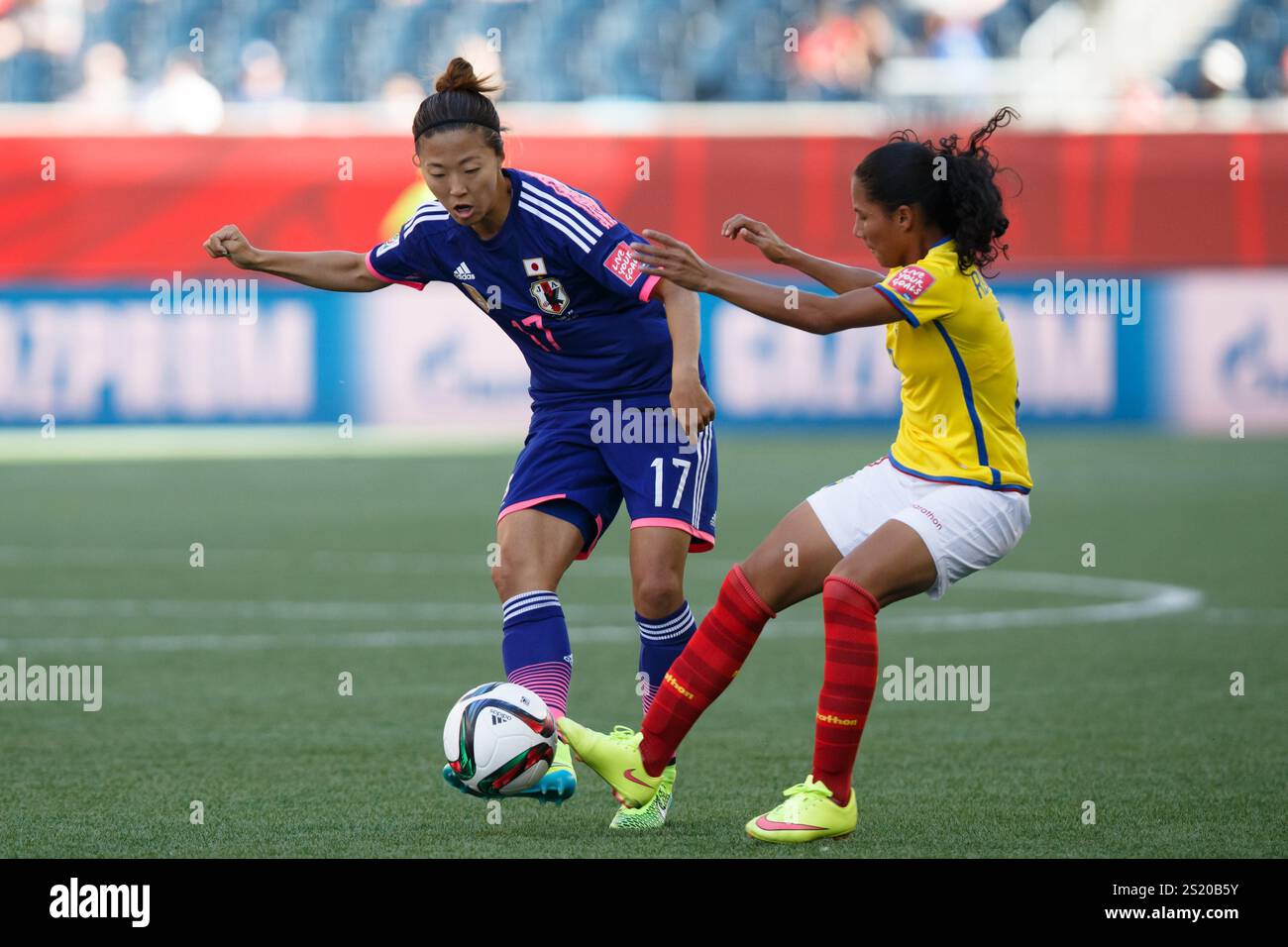 WINNIPEG, KANADA - 16. JUNI: Yuki Nagasato aus Japan (#17) gibt den Ball gegen Ingrid Rodriguez aus Ecuador während eines Spiels der FIFA Frauen-Weltmeisterschaft Gruppe C am 16. Juni 2015 im Winnipeg-Stadion in Winnipeg, Kanada. Nur redaktionelle Verwendung. Kommerzielle Nutzung verboten. (Foto: Jonathan Paul Larsen / Diadem Images) Stockfoto