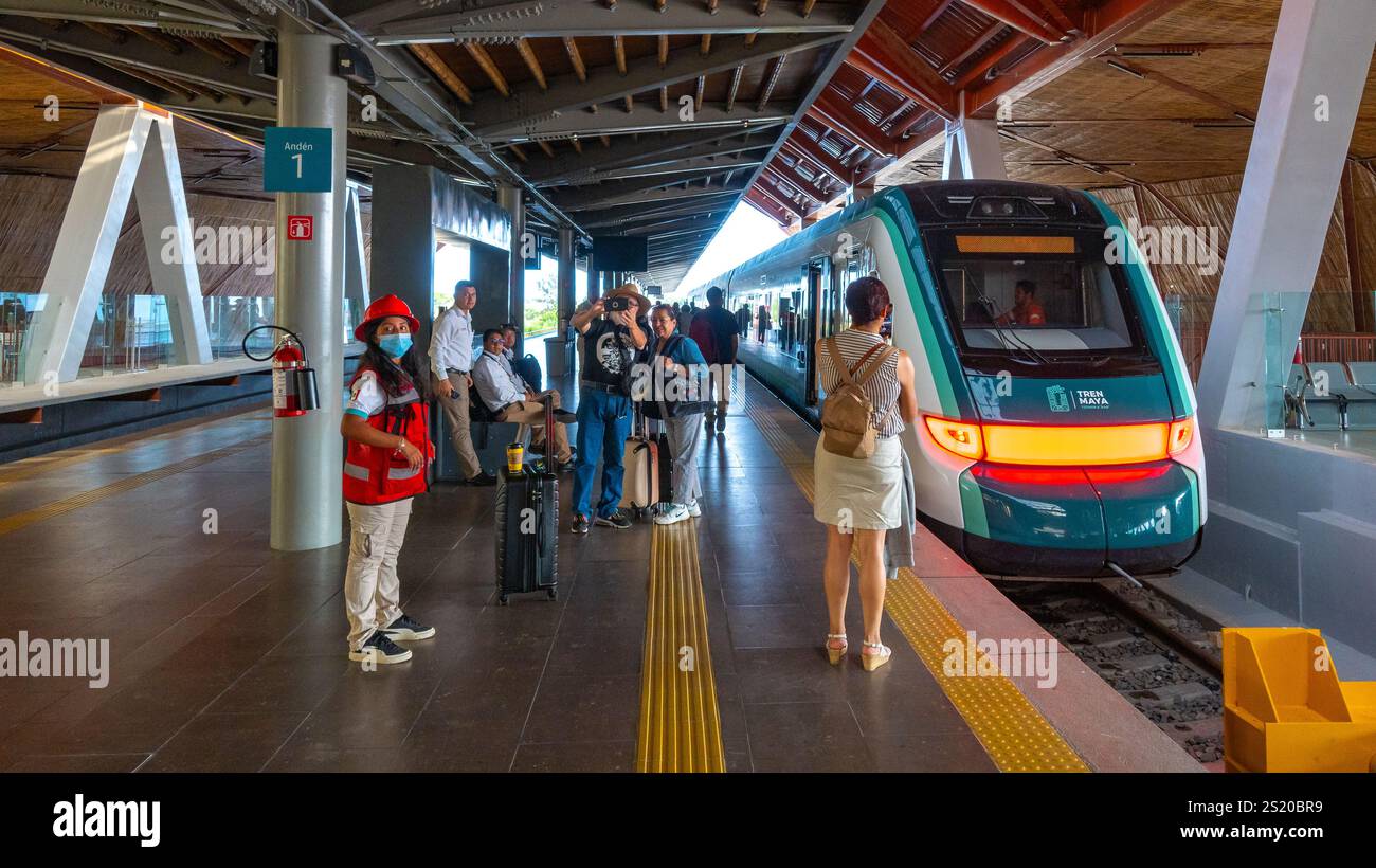 Palenque, Chiapas, Mexiko, Reisende warten auf einen Tren Maya auf einem Platforme, nur Editorial. Stockfoto