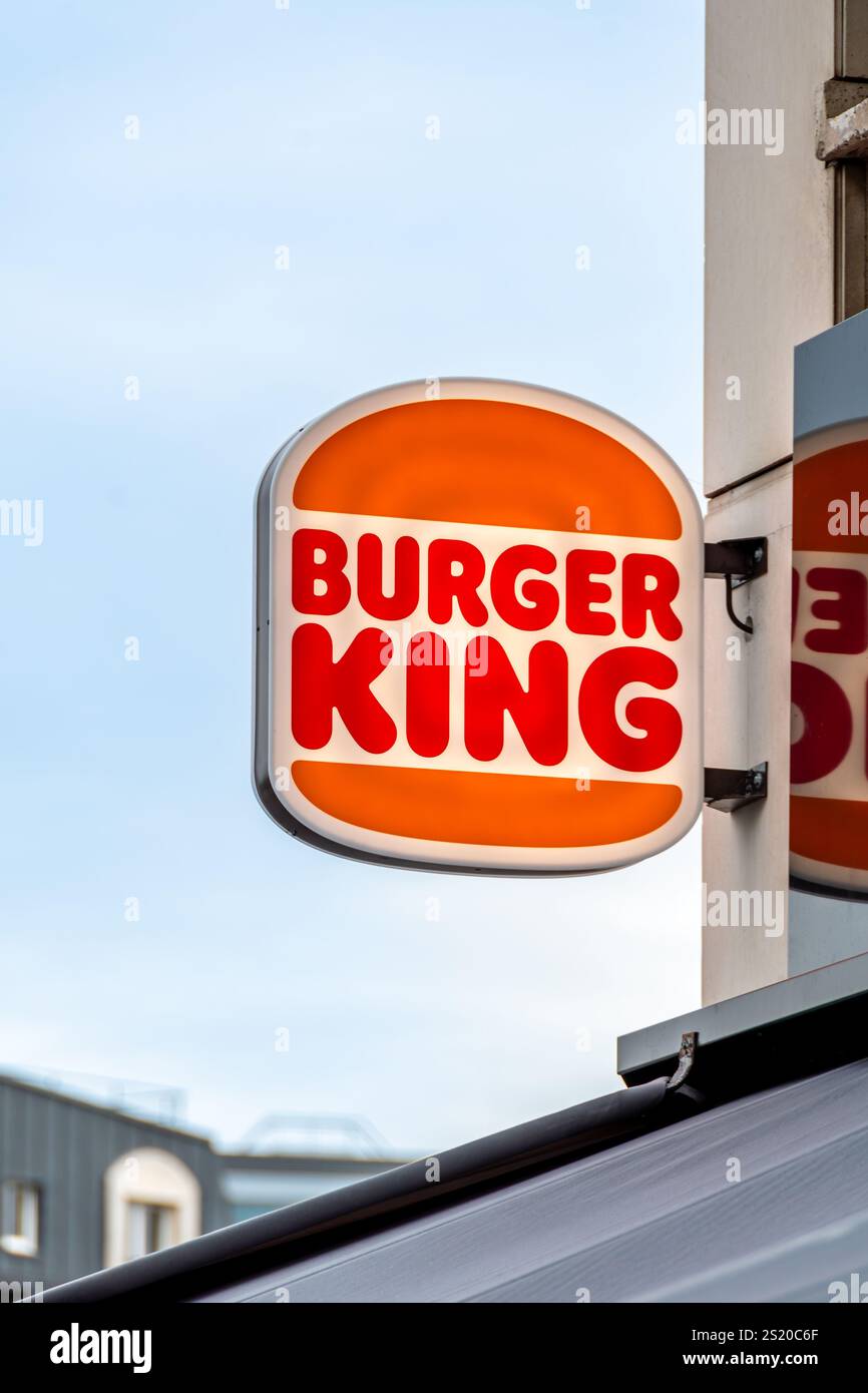 Burger King Restaurant Handelsschild und Logo Nahaufnahme. Burger King (BK) ist eine amerikanische Fast-Food-Restaurantkette, die in vielen Ländern präsent ist Stockfoto
