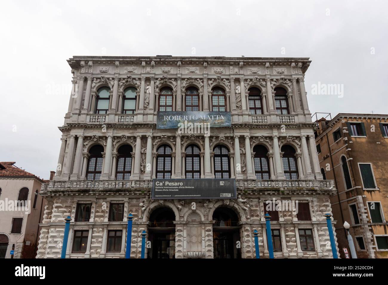 VENEDIG, ITALIEN - 24. OKTOBER 2024: Ein Foto der Fassade des Palazzo Ca' Pesaro mit Ausstellungs-Bannern Stockfoto