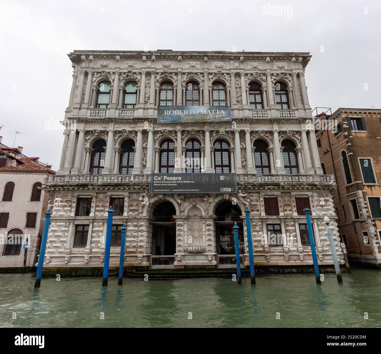 VENEDIG, ITALIEN - 24. OKTOBER 2024: Ein Foto der Fassade des Palazzo Ca' Pesaro mit Ausstellungs-Bannern Stockfoto