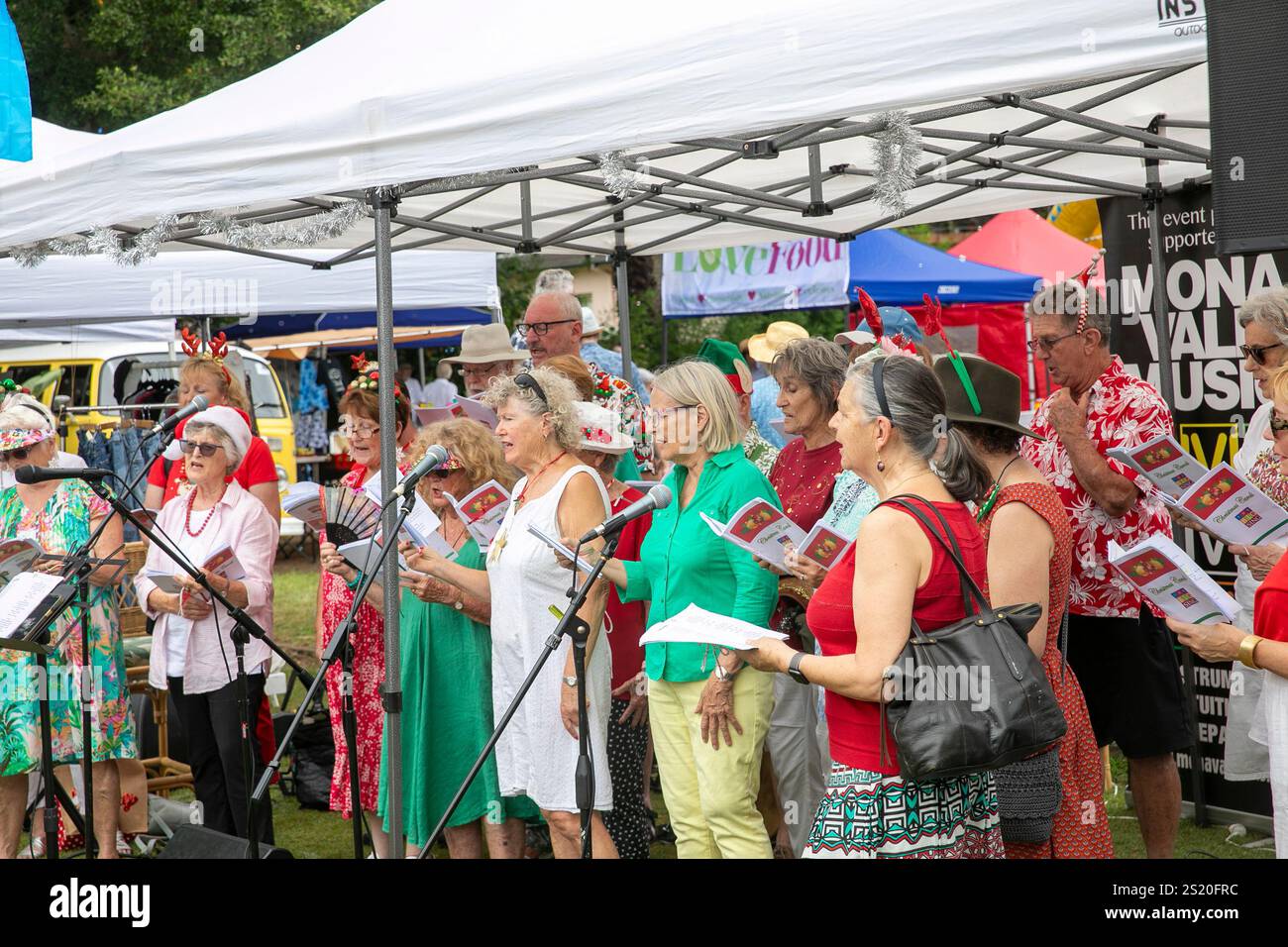 Seniorenchor singt weihnachtslieder auf einem lokalen weihnachtsmarkt in Avalon Beach, Sydney, Australien Stockfoto