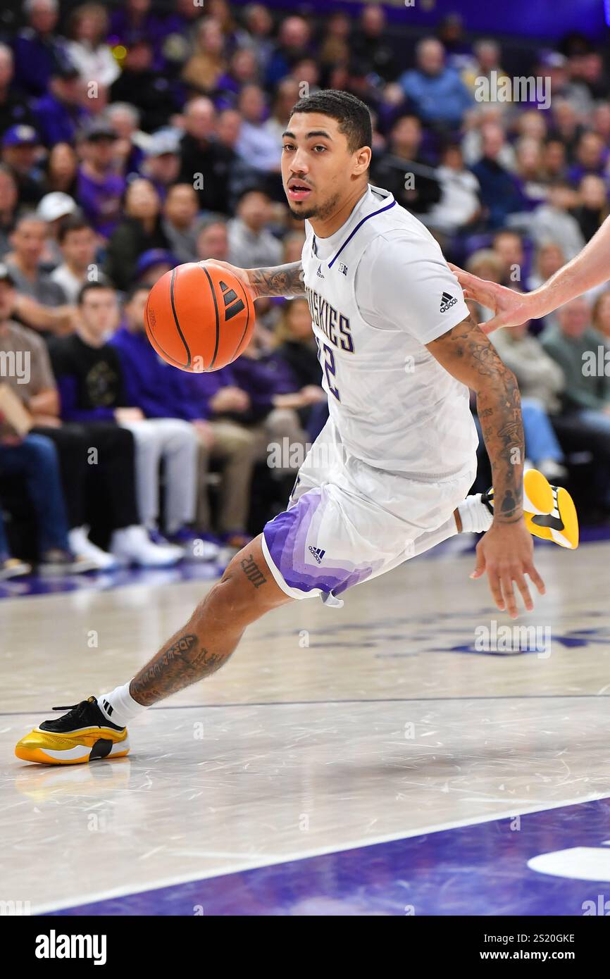 Seattle, Washington, USA. Januar 2025. Washington Huskies schützen Luis Kortright (12) während des NCAA Basketballspiels zwischen den Illinois Fighting Illini und den Washington Huskies in Seattle. Steve Faber/CSM/Alamy Live News Stockfoto