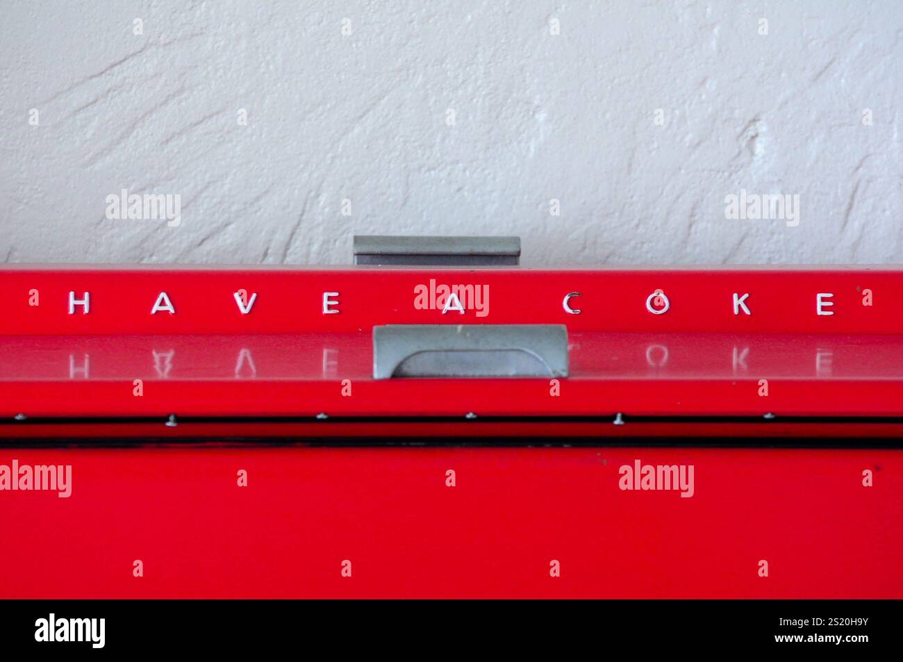 San Francisco, CA, USA. 24. April 2012: Vintage Coca-Cola-Automat mit „Have a Coke“-Schild. Stockfoto