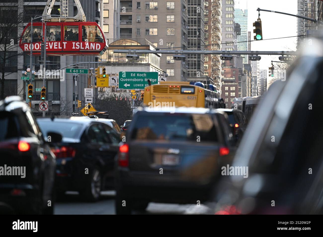 Autos, die unter Mautlesern vorbeifahren, die Fahrern eine Mautgebühr von 9 $ für Fahrten unter der 60th Street berechnen, da New York Citys „Congestion Planning“ heute in Kraft tritt, New York, NY, 5. Januar 2025. Fahrer mit E-ZPass zahlen 9 $ für die Einfahrt nach Manhattan in Richtung Süden der 60th Street zwischen 5:00 und 21:00 Uhr und 2,25 $ in den Hauptverkehrszeiten. New York City schließt sich London, Mailand, Singapur und Stockholm an und ist die erste Stadt in den USA, die es übernommen hat; die eingesammelten Gelder sollen zur Finanzierung des MTA dienen. (Foto: Anthony Behar/SIPA USA) Stockfoto