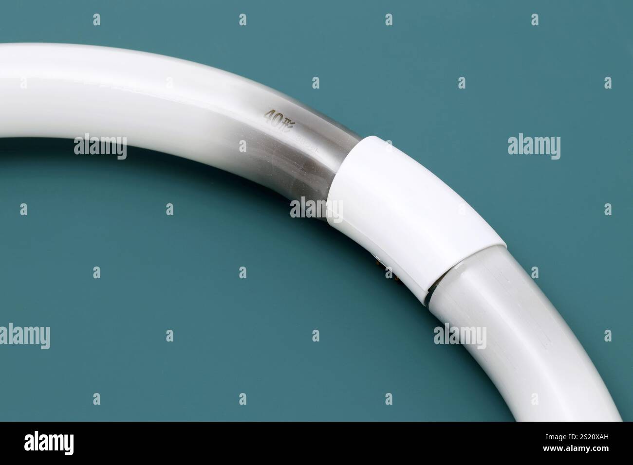 Schwarze Verbrennung auf dem runden Leuchtstofflicht, elektronische Abfälle auf Tischhintergrund Stockfoto