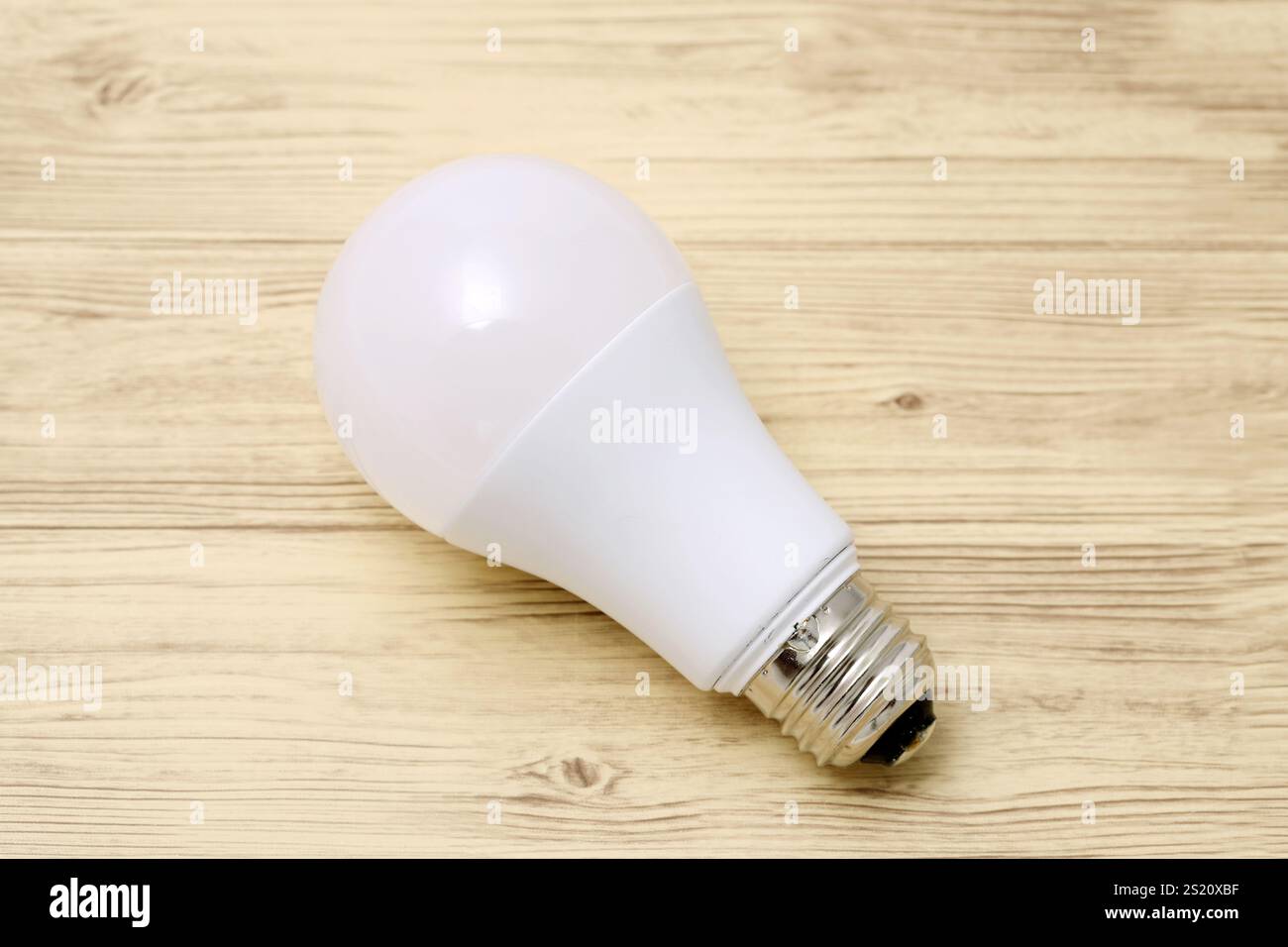LED-Energiesparlampe auf Holztischhintergrund Stockfoto