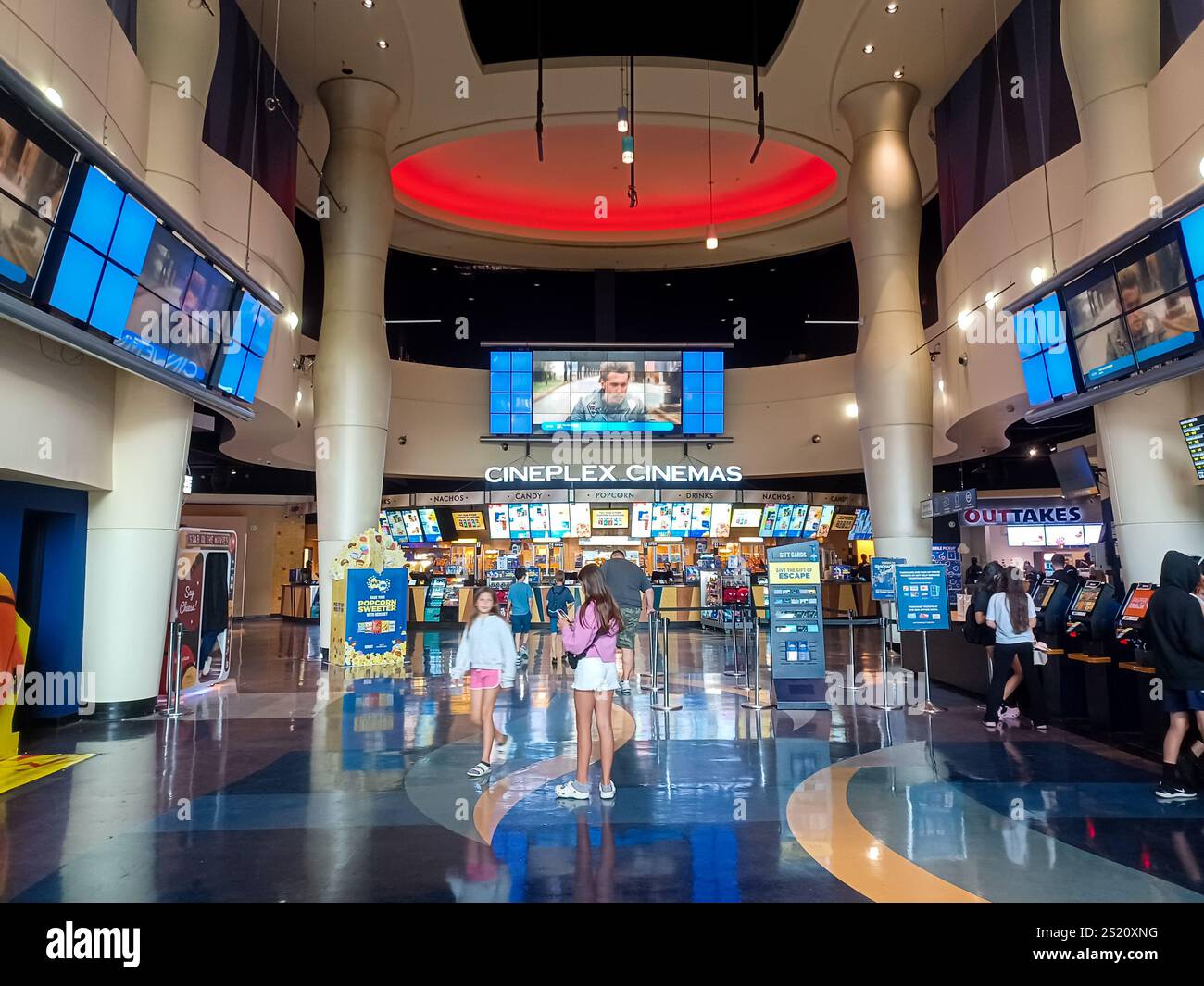 Toronto, ON, Kanada – 17. Juli 2024: Blick auf das Schild der Cineplex Cinemas Company Stockfoto