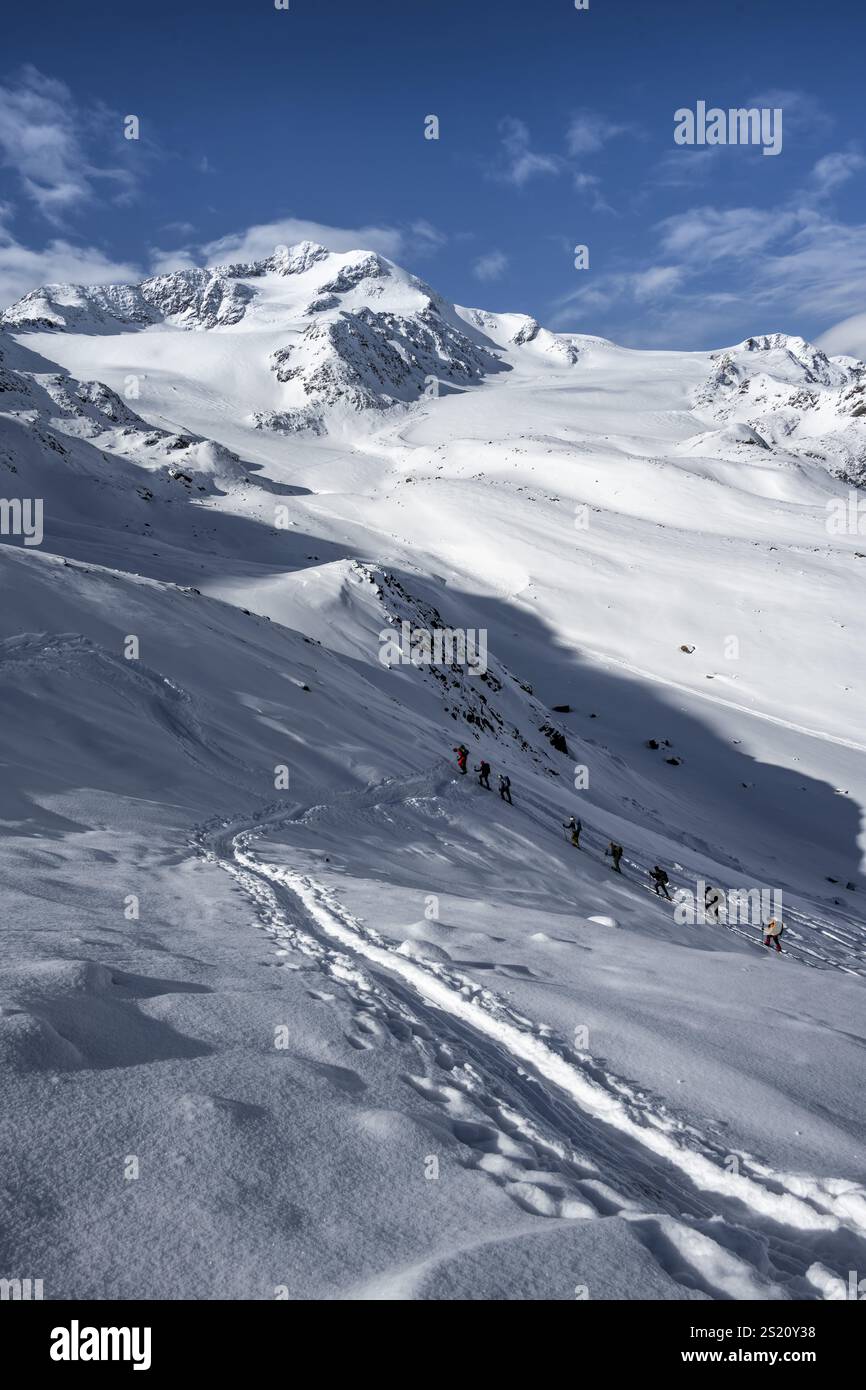 Skitouren, hinter dem Gipfel des Monte Cevedale, schneebedeckte Berglandschaft, Ortler Alpen, Vinschgau, Italien, Europa Stockfoto