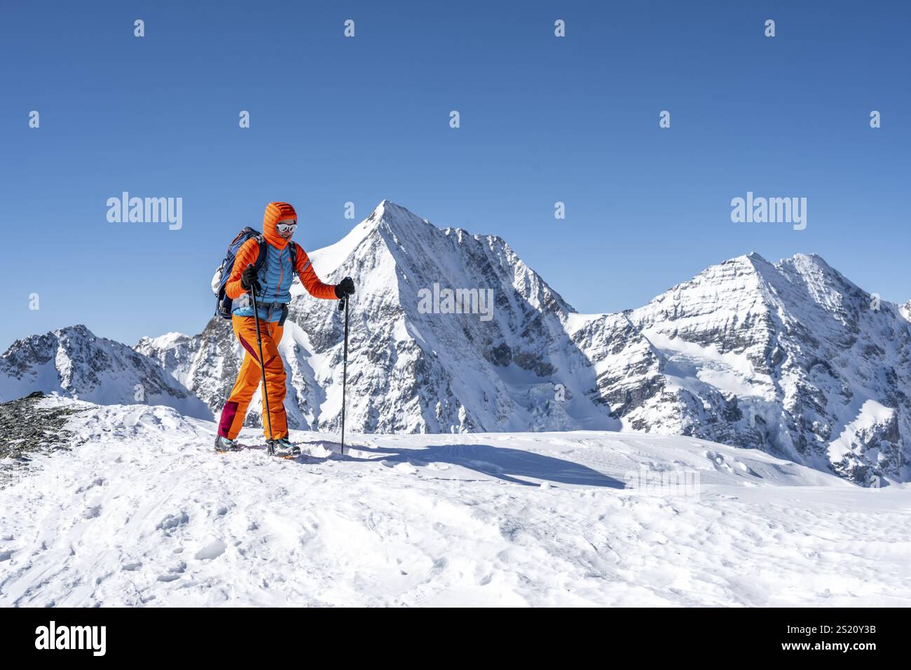 Skitouren zu Fuß, schneebedeckte Berglandschaft im Winter, Blick auf die Berggipfel Königsspitze, Monte Zebru und Ortler, Ortler Alpen, Vinschgau V Stockfoto