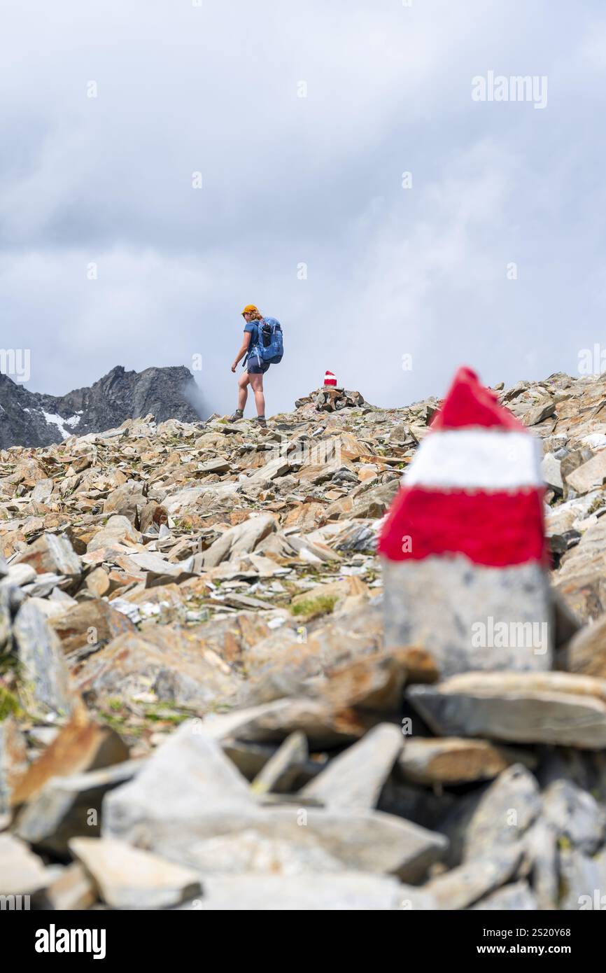 Rot-weiße Wegmarkierungen, Wanderer in den hohen Bergen, Lasoerling High Trail, Lasoerling High Trail, Österreich, Europa Stockfoto