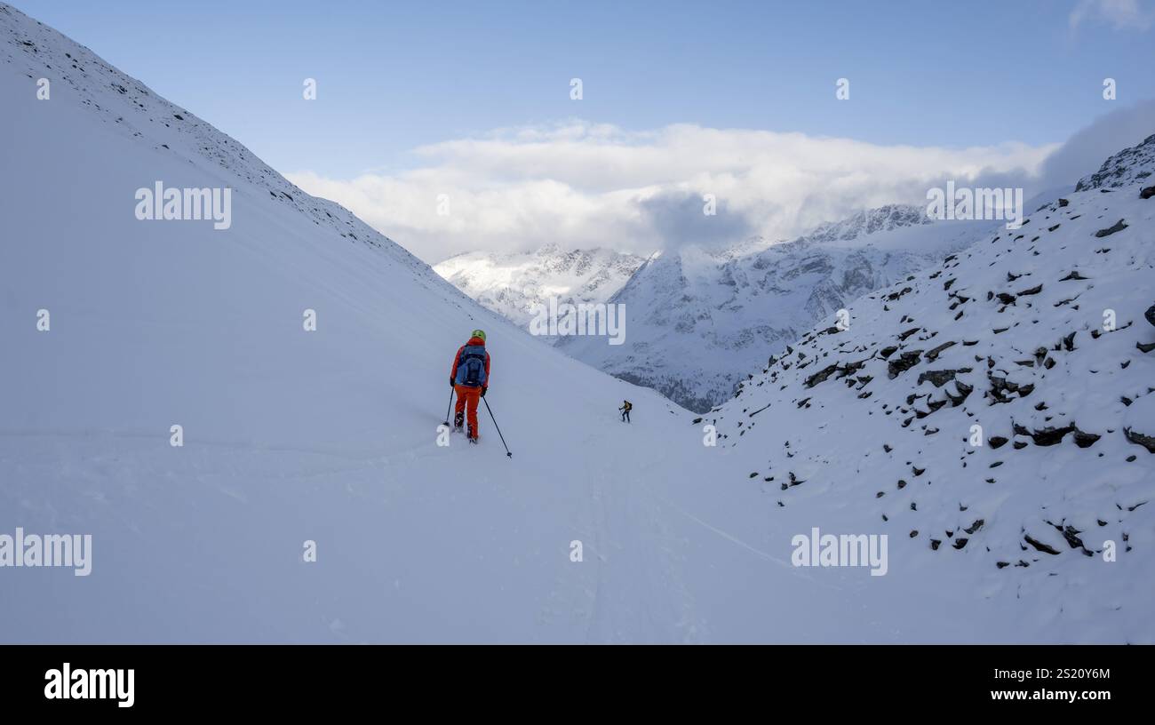 Skitourer, schneebedeckte Berglandschaft, Ortler Alpen, Vinschgau, Italien, Europa Stockfoto