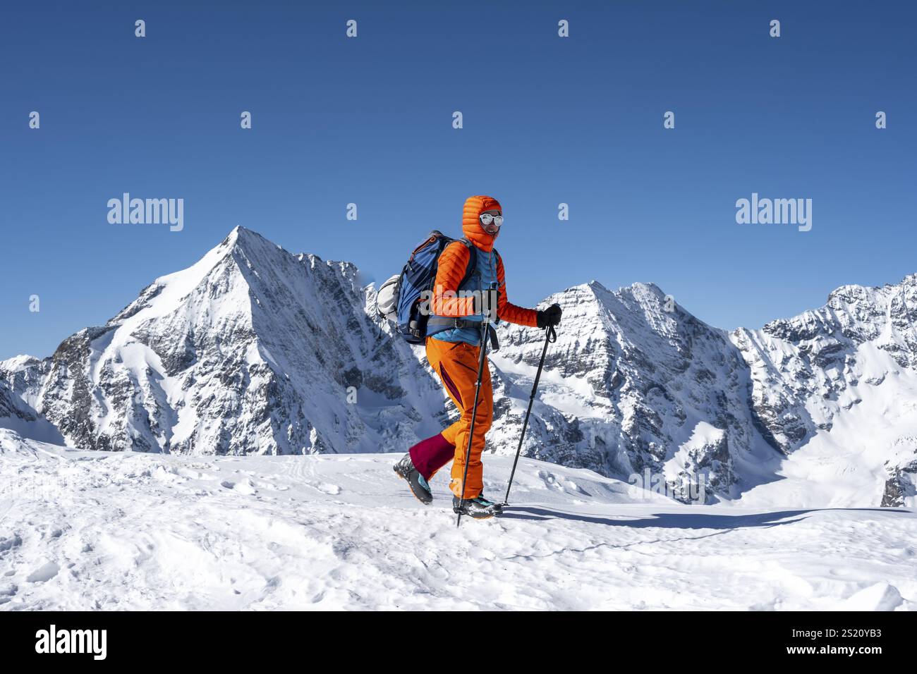 Skitouren zu Fuß, schneebedeckte Berglandschaft im Winter, Blick auf die Berggipfel Königsspitze, Monte Zebru und Ortler, Ortler Alpen, Vinschgau V Stockfoto