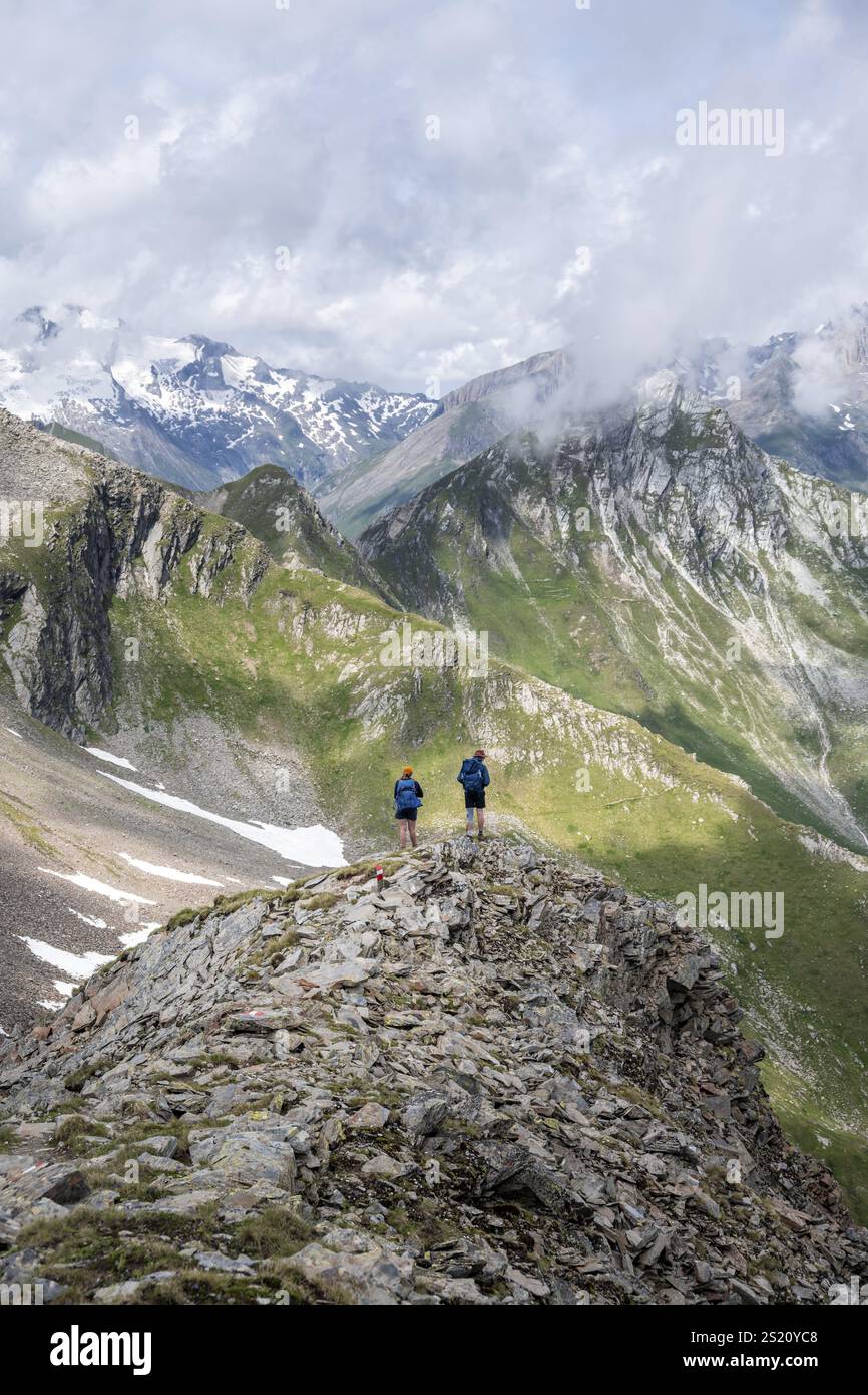 Wanderer in den hohen Bergen, Lasoerling Hoehenweg, Lasoerling Hoehenweg, Österreich, Europa Stockfoto