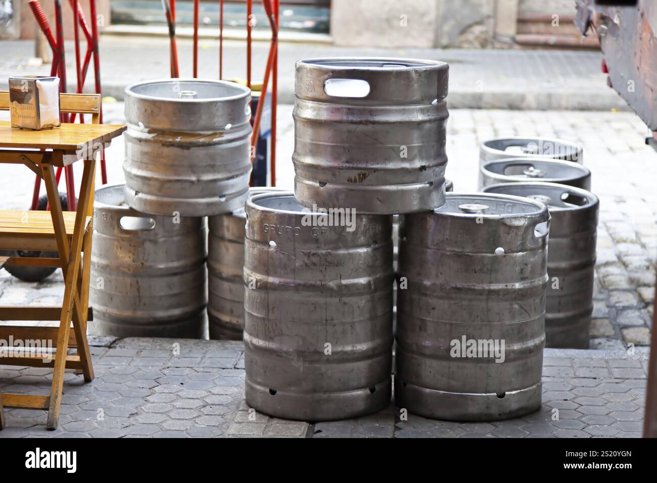 Leere Bierfässer aus einer Brauerei vor einem Pub. Österreich Stockfoto