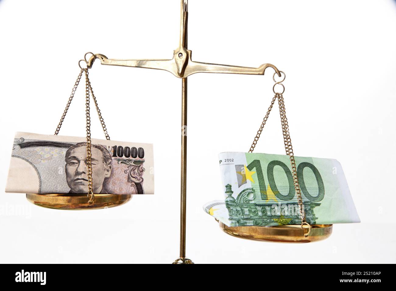 Japanische Yen und europäische Euro-Banknoten auf Waage Stockfoto