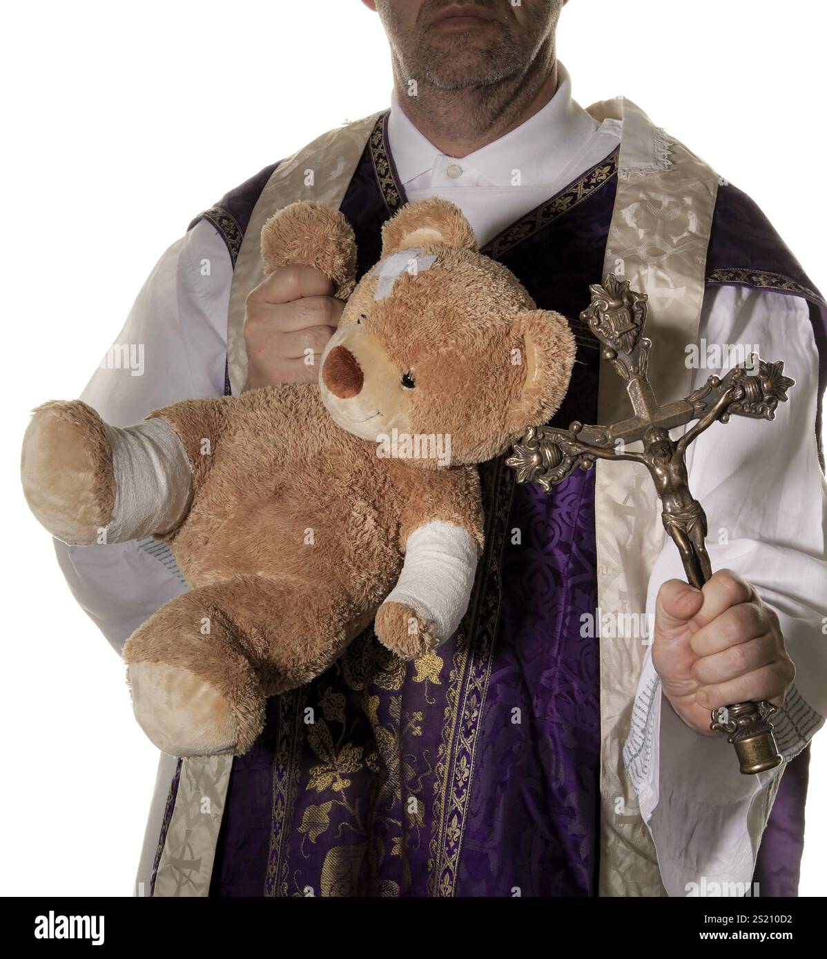 Symbolisches Bild für Missbrauch in der Kirche. Vor weißem Hintergrund Österreich Stockfoto
