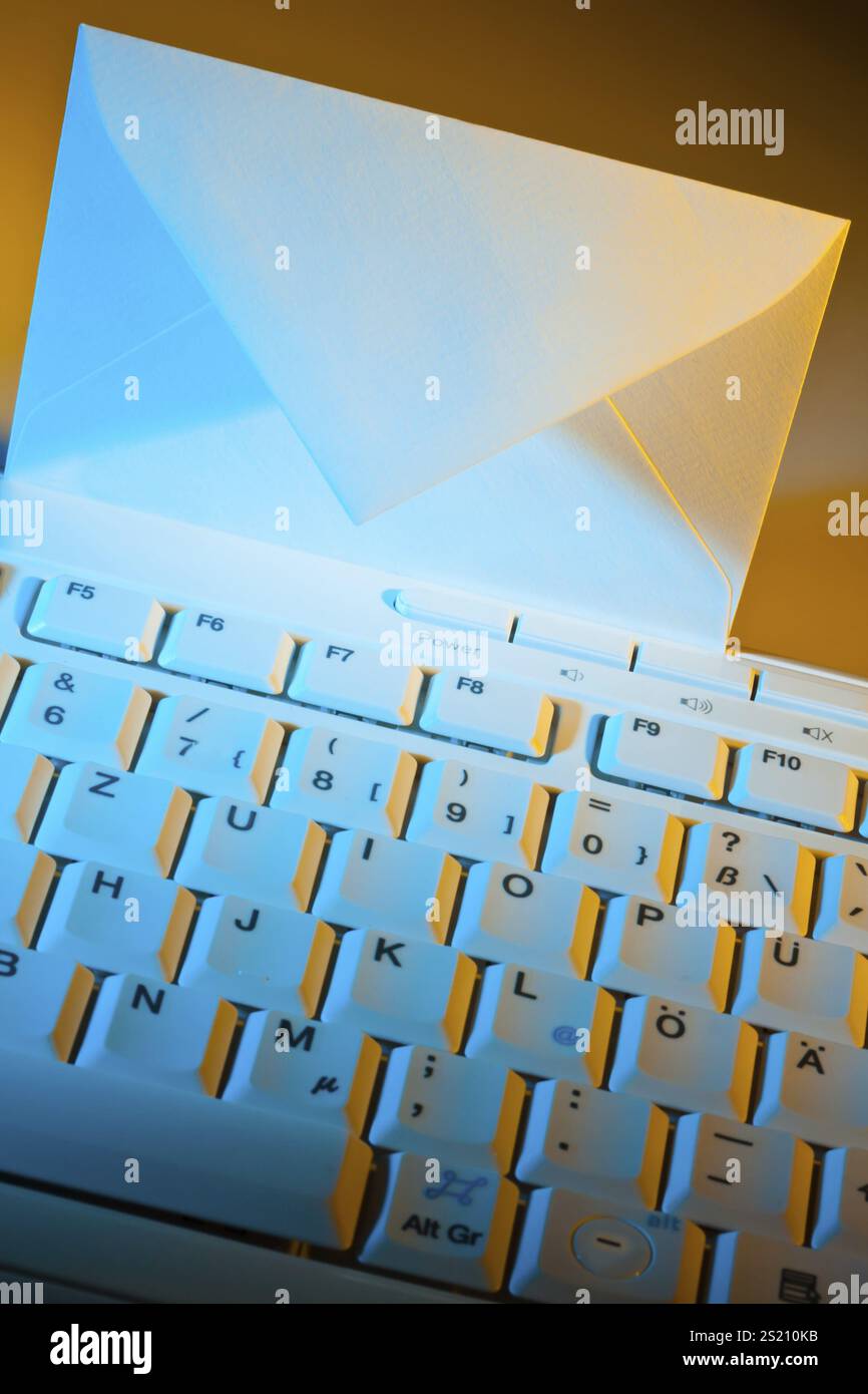 Die Tastatur eines Computers und ein Umschlag. Kommunikation per E-Mail, Tastatur eines Computers und Umschlag. Kommunikation per E-Mail. Österreich Stockfoto