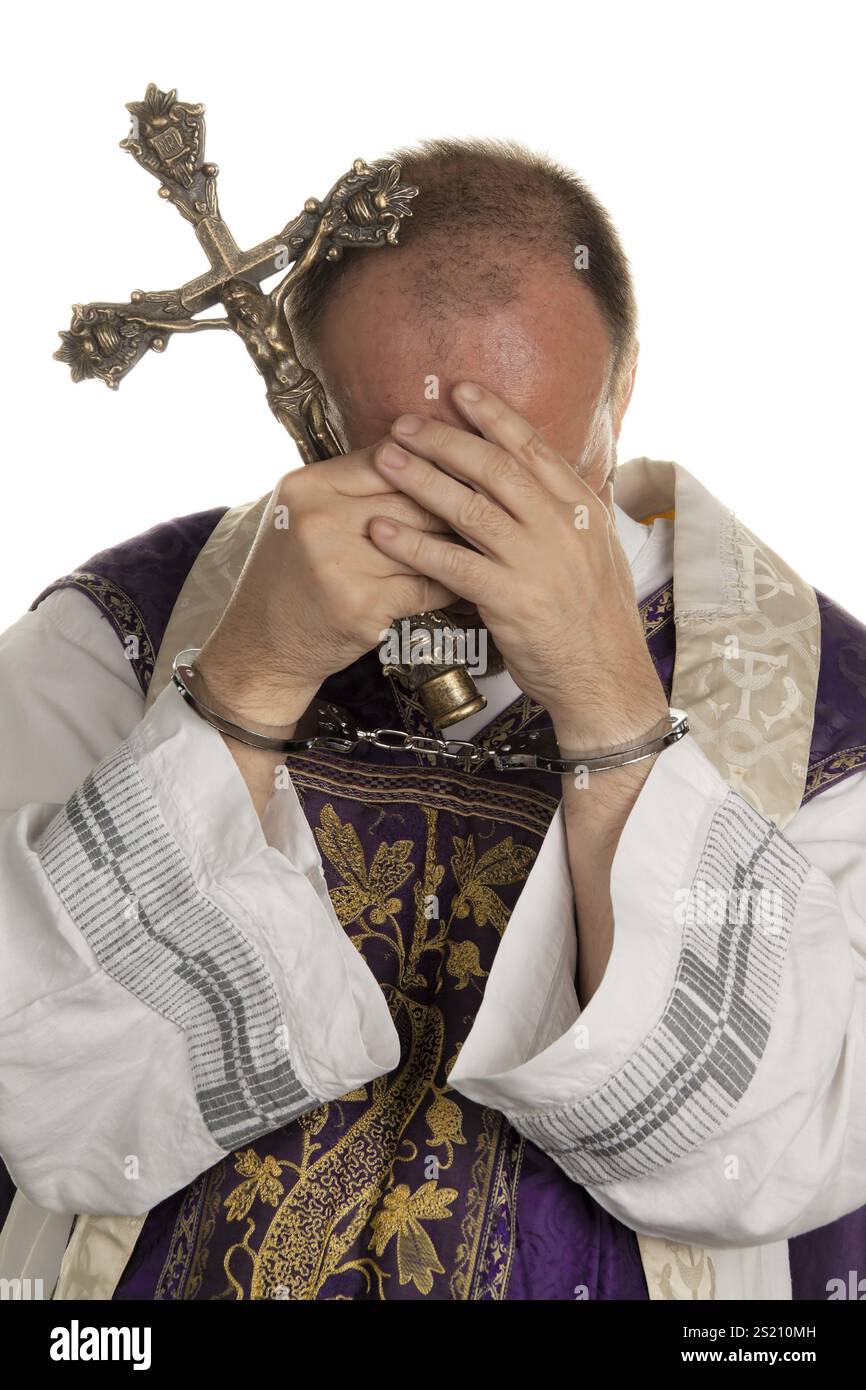Symbolisches Bild des Missbrauchs in der Kirche. Pastor mit Handschellen Österreich Stockfoto