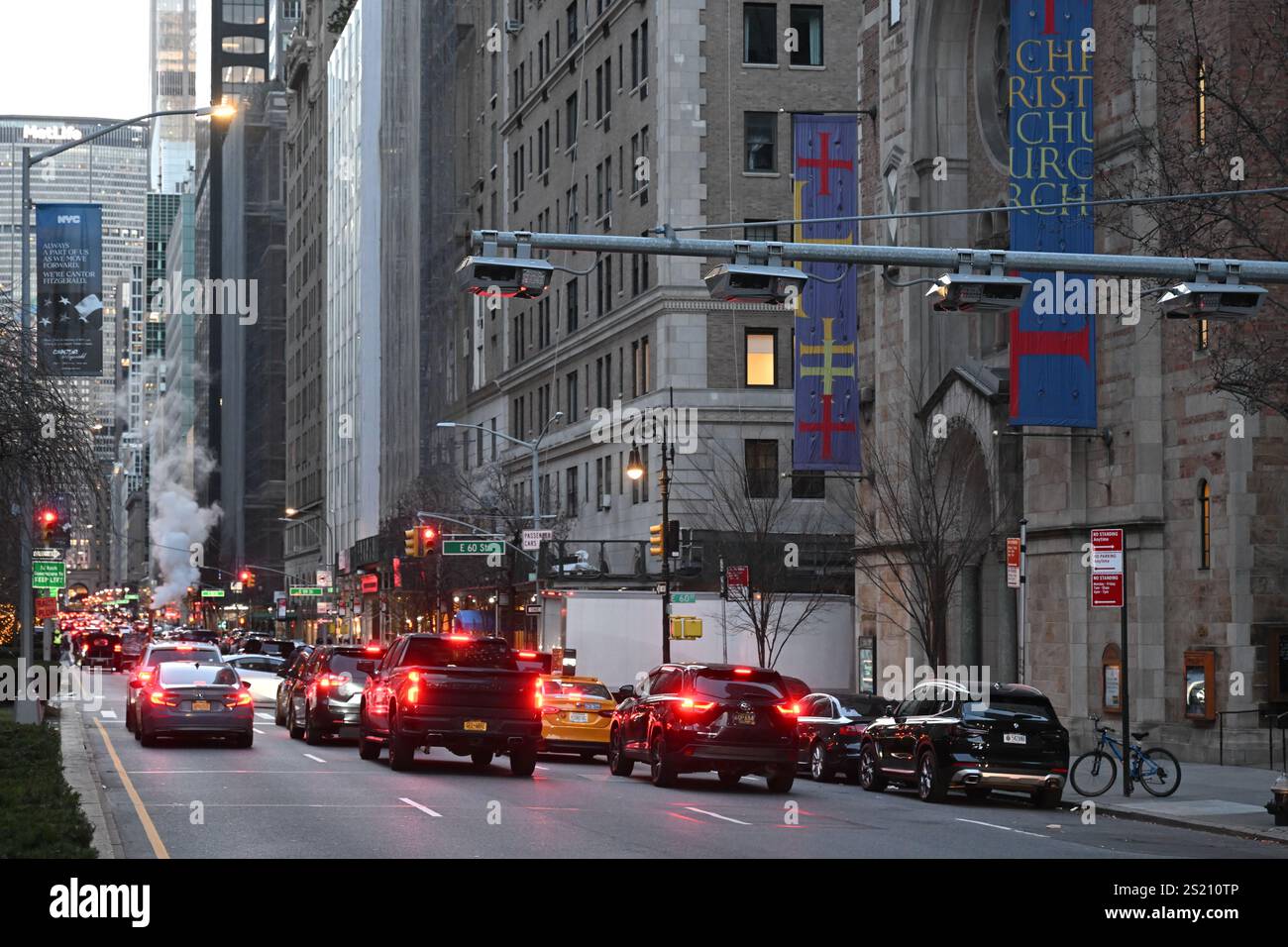 Autos fahren unter E-ZPass-Lesegeräten und Nummernschildscannern auf der Park Avenue, da die Preise für Überlastungen am 5. Januar 2024 in New York in Kraft treten Stockfoto