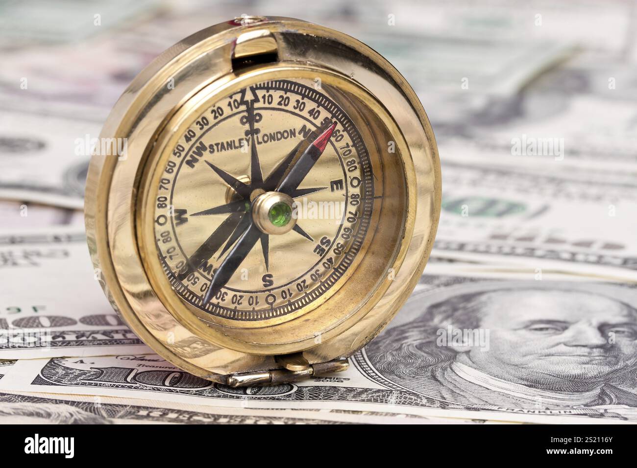 Viele Dollar-Banknoten und Kompass. Cloes up Stockfoto