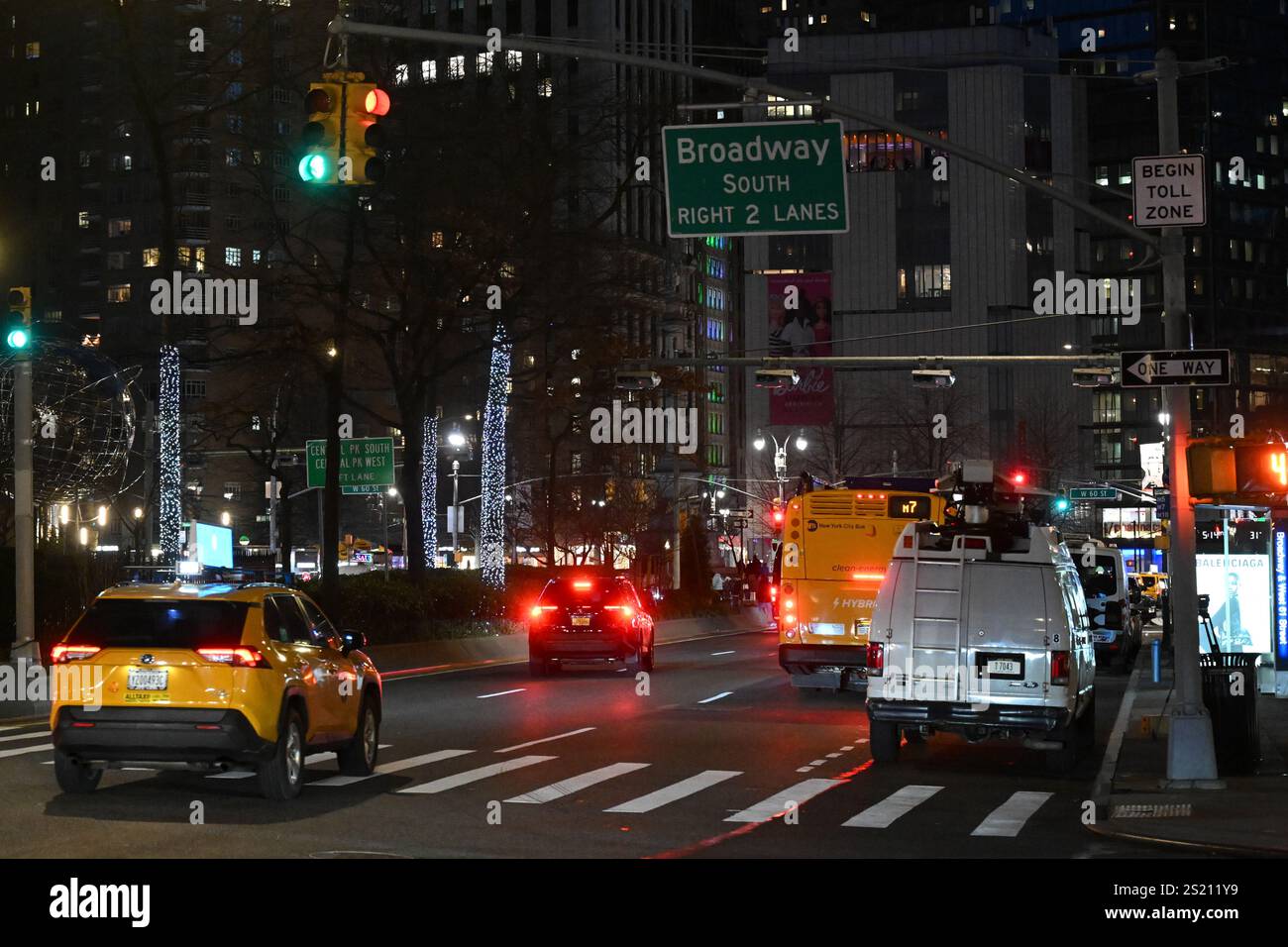 Die Fahrzeuge werden am Columbus Circle unter E-ZPass-Lesegeräten und Nummernschildlesern durchlaufen, da die Preise für Überlastungen am 5. Januar 2024 in New Yor in Kraft treten Stockfoto