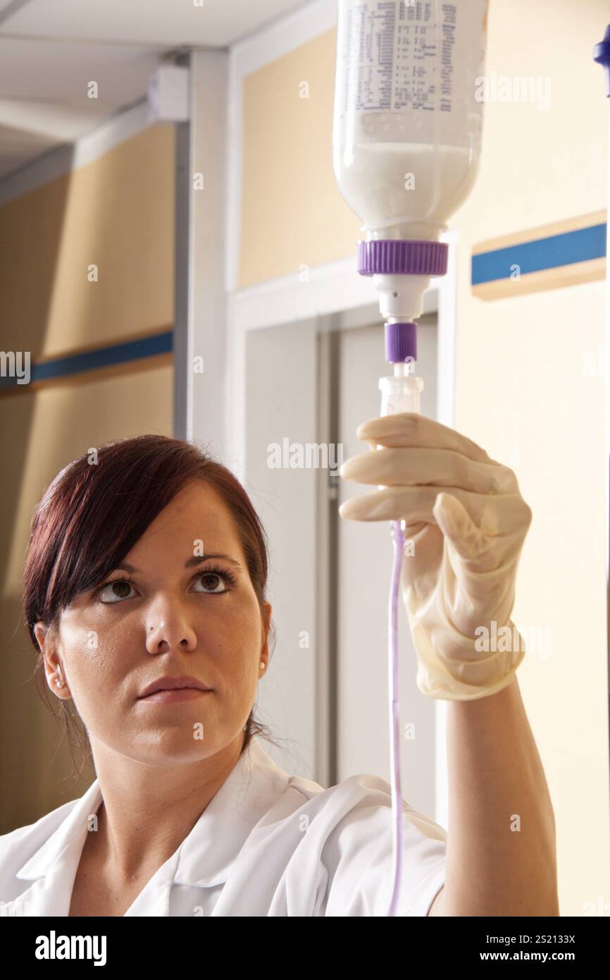 Eine Krankenschwester gibt einem Patienten eine Infusion Österreich Stockfoto