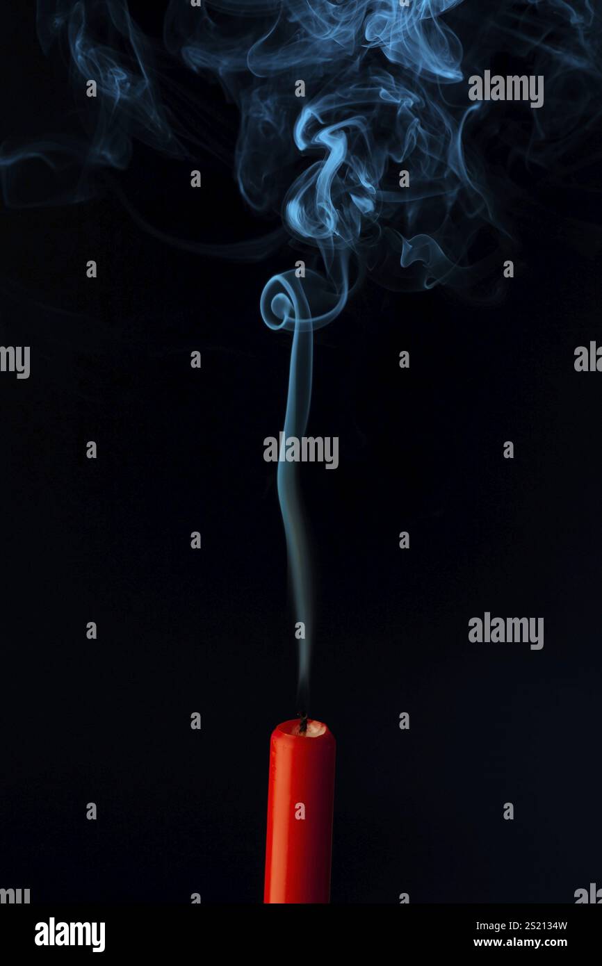 Die Flamme einer Kerze wurde ausgeblasen. Symbolisiert Tod, Sterben und das vergangene Österreich Stockfoto