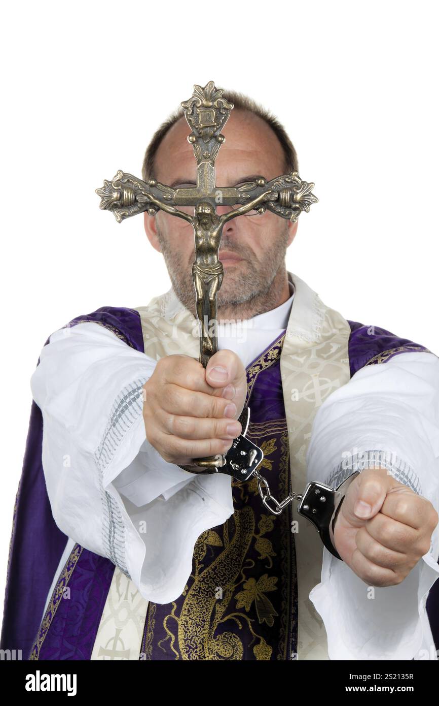 Symbolisches Bild des Missbrauchs in der Kirche. Pastor mit Handschellen Österreich Stockfoto
