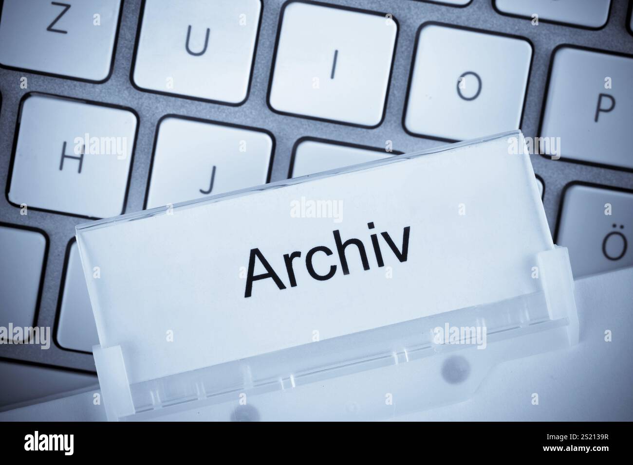 Der Ordner einer Hängeakte vor einer Computertastatur zum Thema Archiv Austria Stockfoto