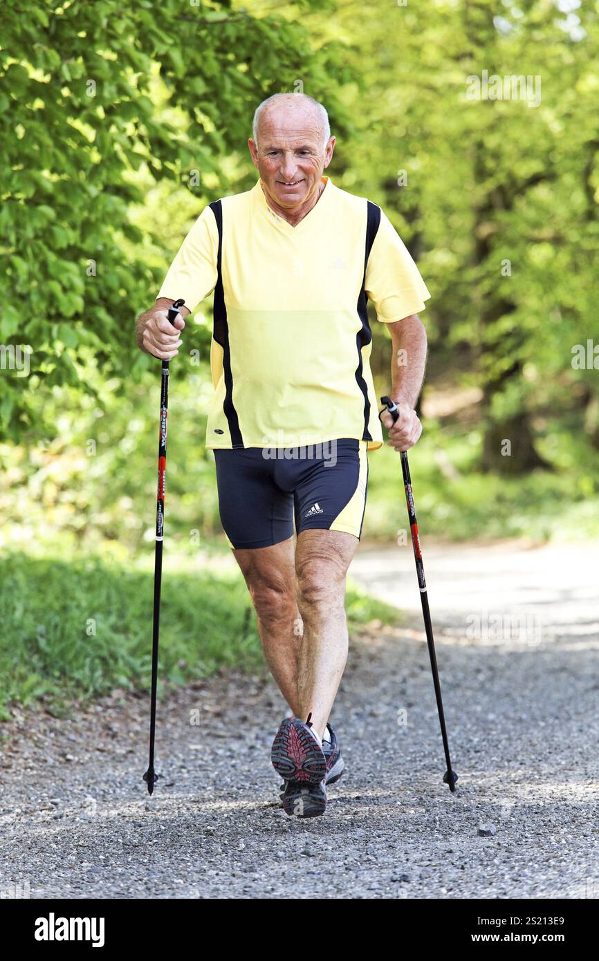 Eine Seniorin trainiert für Fitness bei Nordic Walking Austria Stockfoto