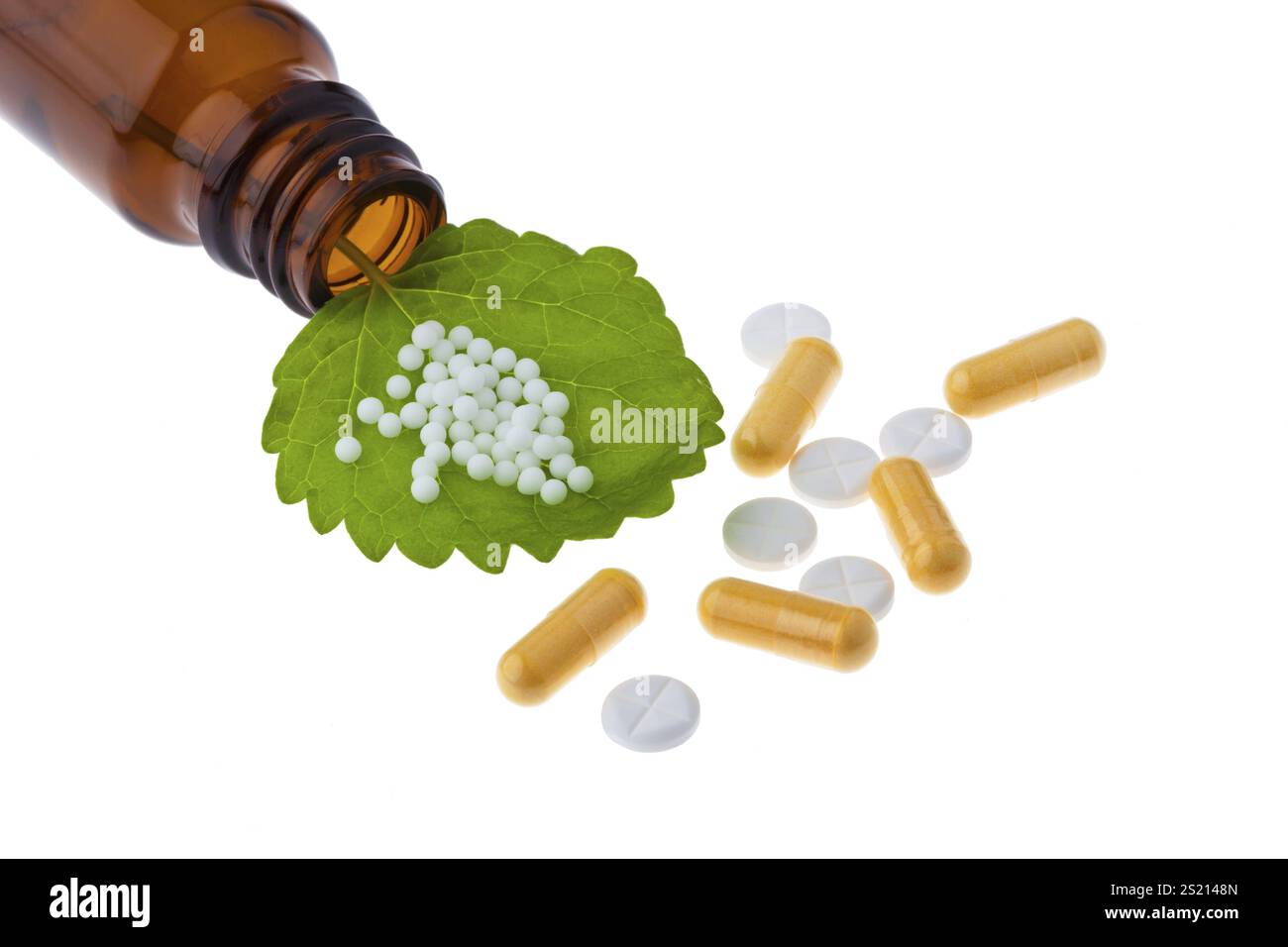Homöopathie. Globuli als Alternativmedizin. Auf einem Laken liegen, Homöopathie. Globuli als alternative Medizin. Auf einem Blatt liegen. Österreich Stockfoto