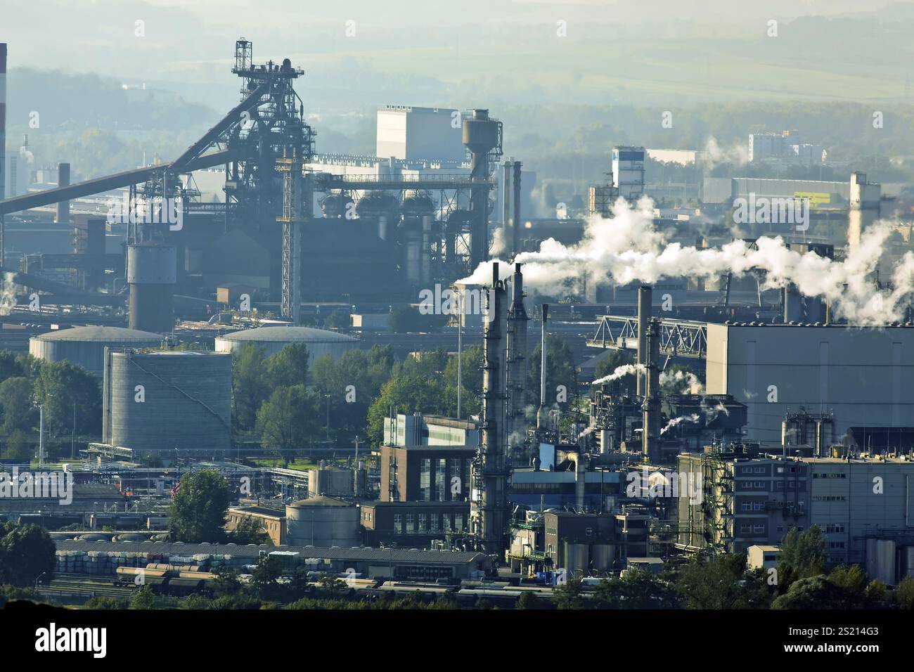Rauchschornsteine in der Metallindustrie. Industriestandort Österreich Stockfoto