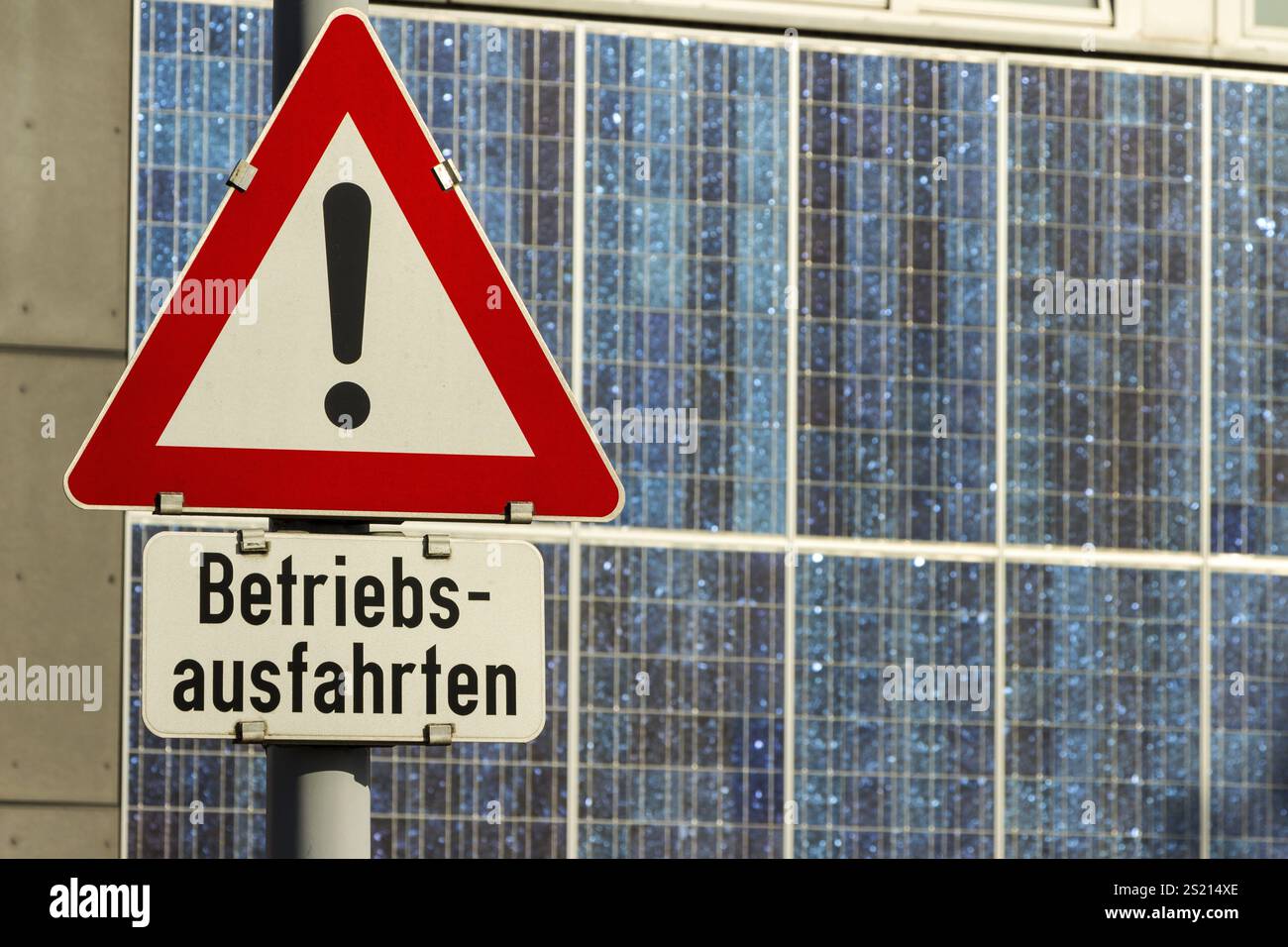 Verkehrsschild Achtung bei Ausfahrten vor einem Unternehmen Österreich Stockfoto