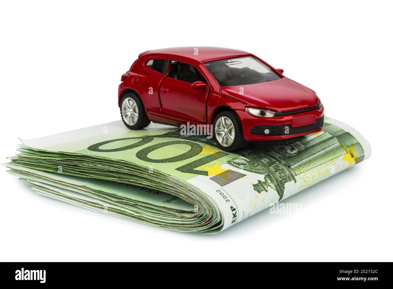 Ein Auto ist auf Euro-Banknoten. Kosten für Kfz-Kauf, Benzin, Versicherung und andere Kfz-Kosten Stockfoto